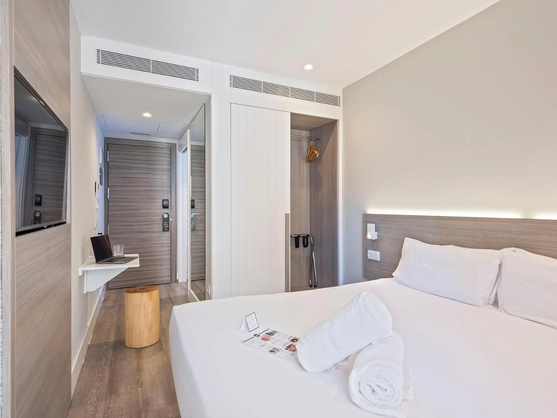 Place of worship, Bed in Niu Barcelona Hotel