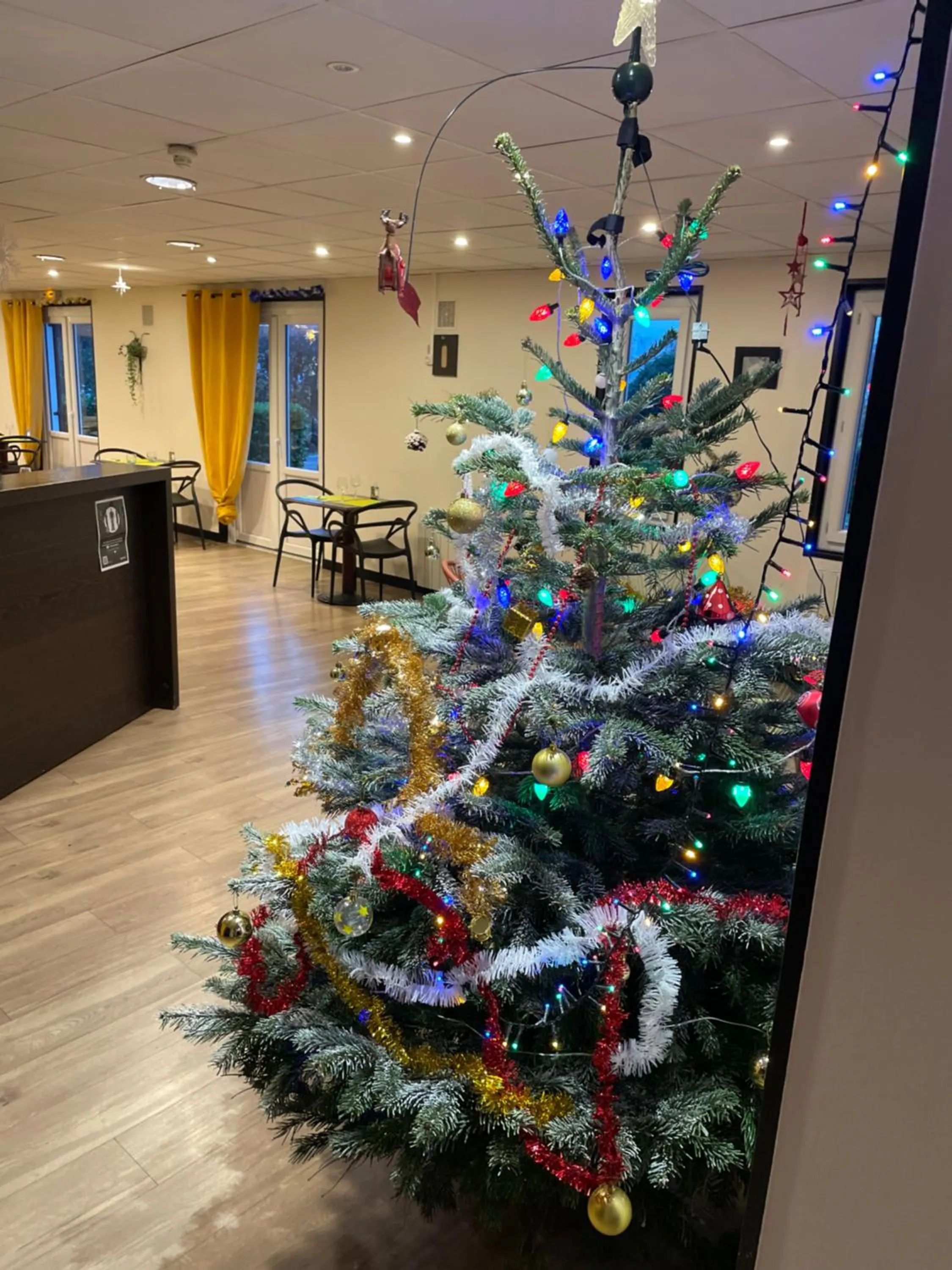 Restaurant/places to eat in Hôtel inn design Sancé