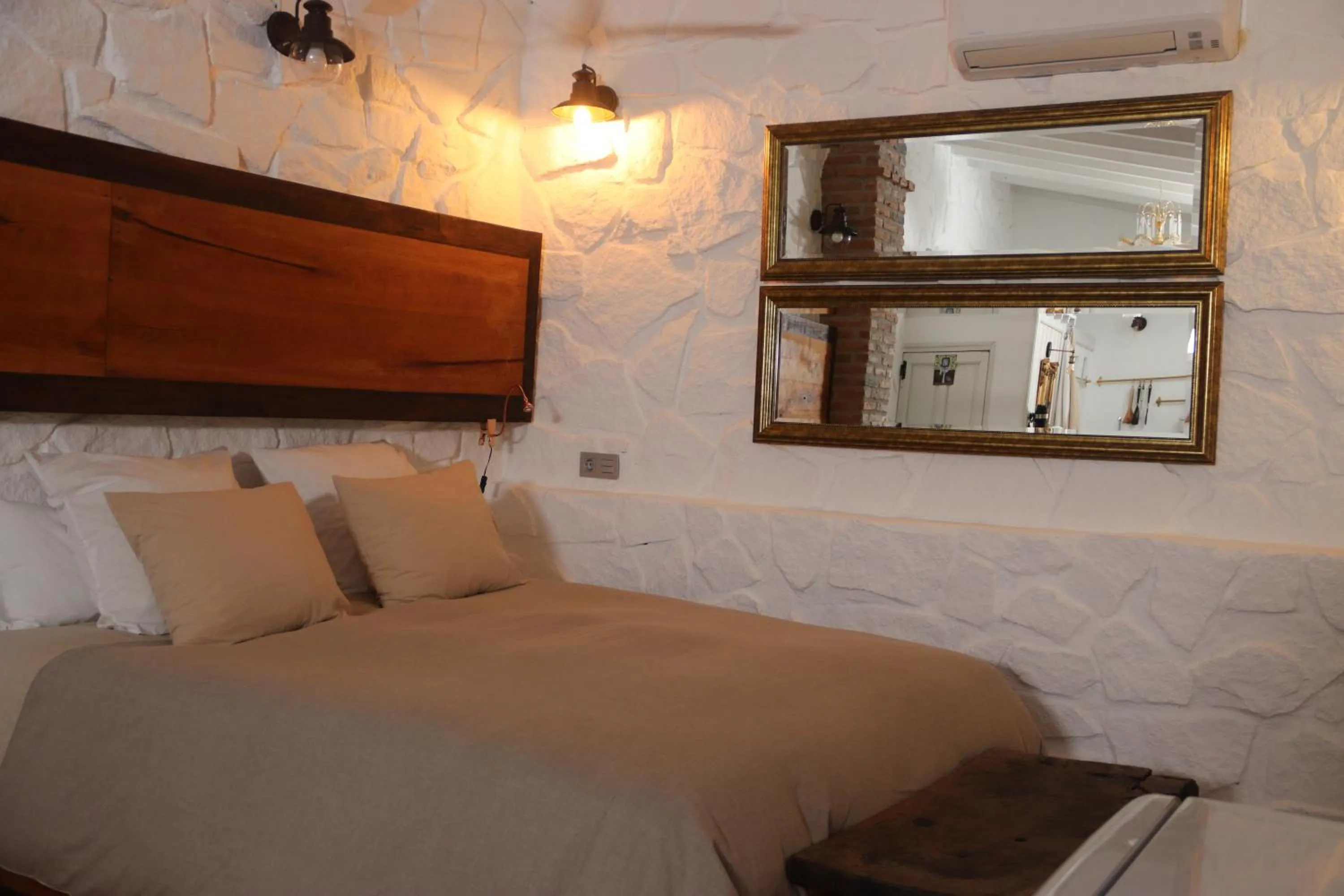 Photo of the whole room, Bed in CR La Posada de los Sentidos