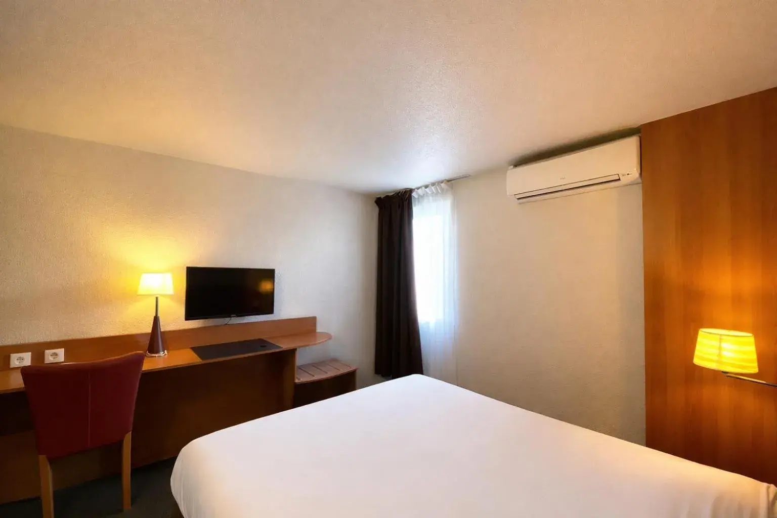 Photo of the whole room, Bed in Kyriad Montargis Amilly Photo of the whole room, Bed in Kyriad Montargis Amilly