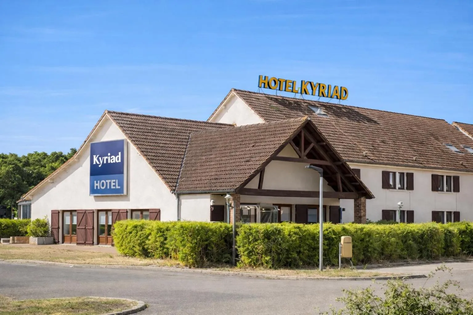 Property building in Kyriad Montargis Amilly