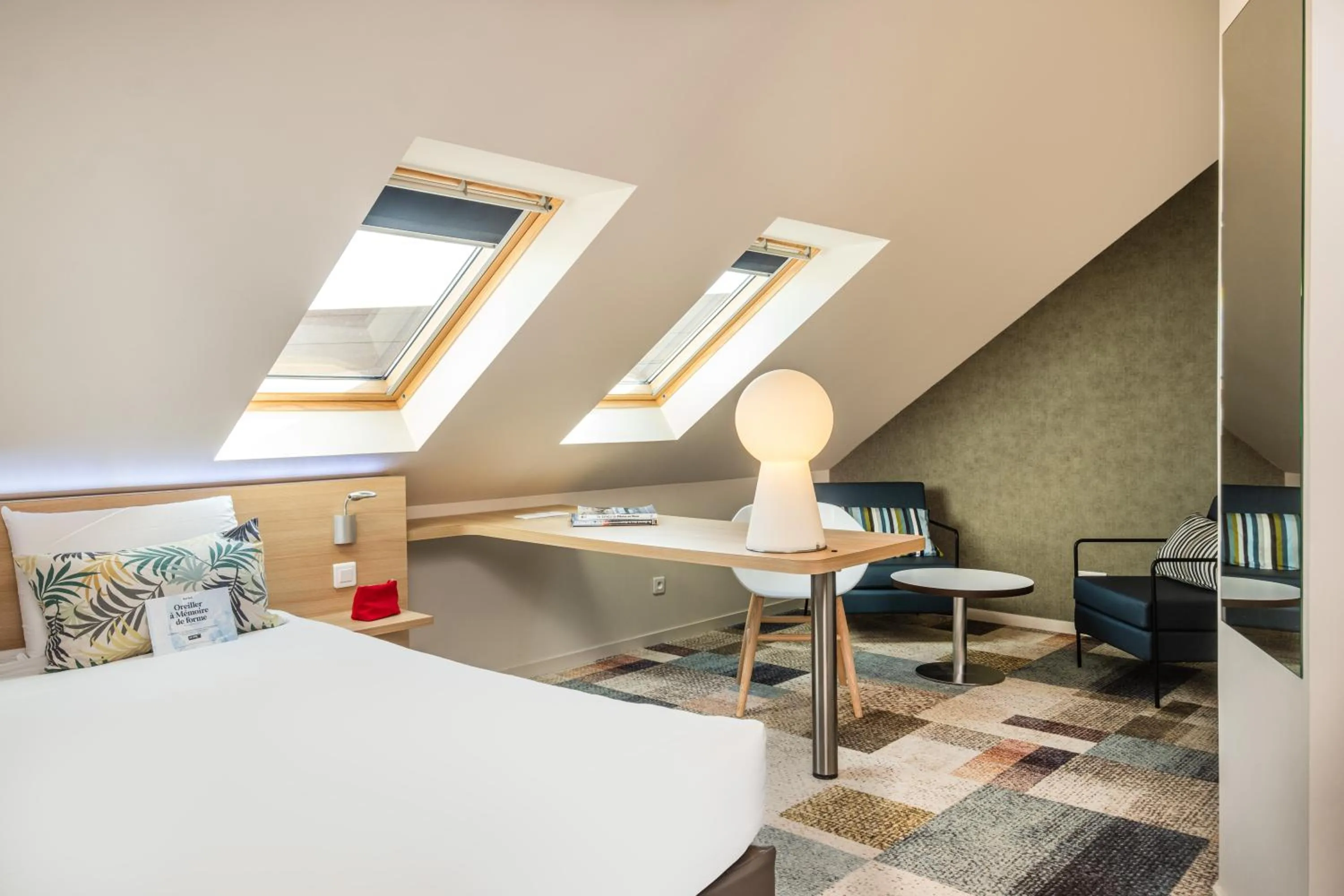 Seating area, Bed in Kyriad Le Mans Est