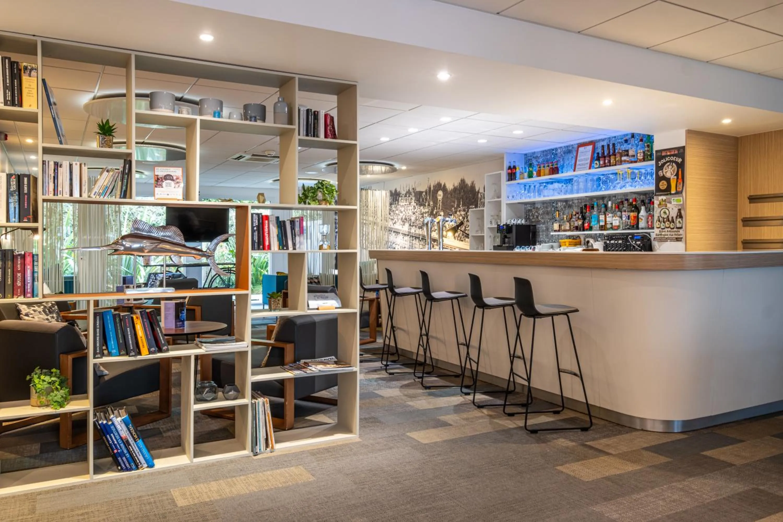 Lounge or bar in Kyriad Le Mans Est