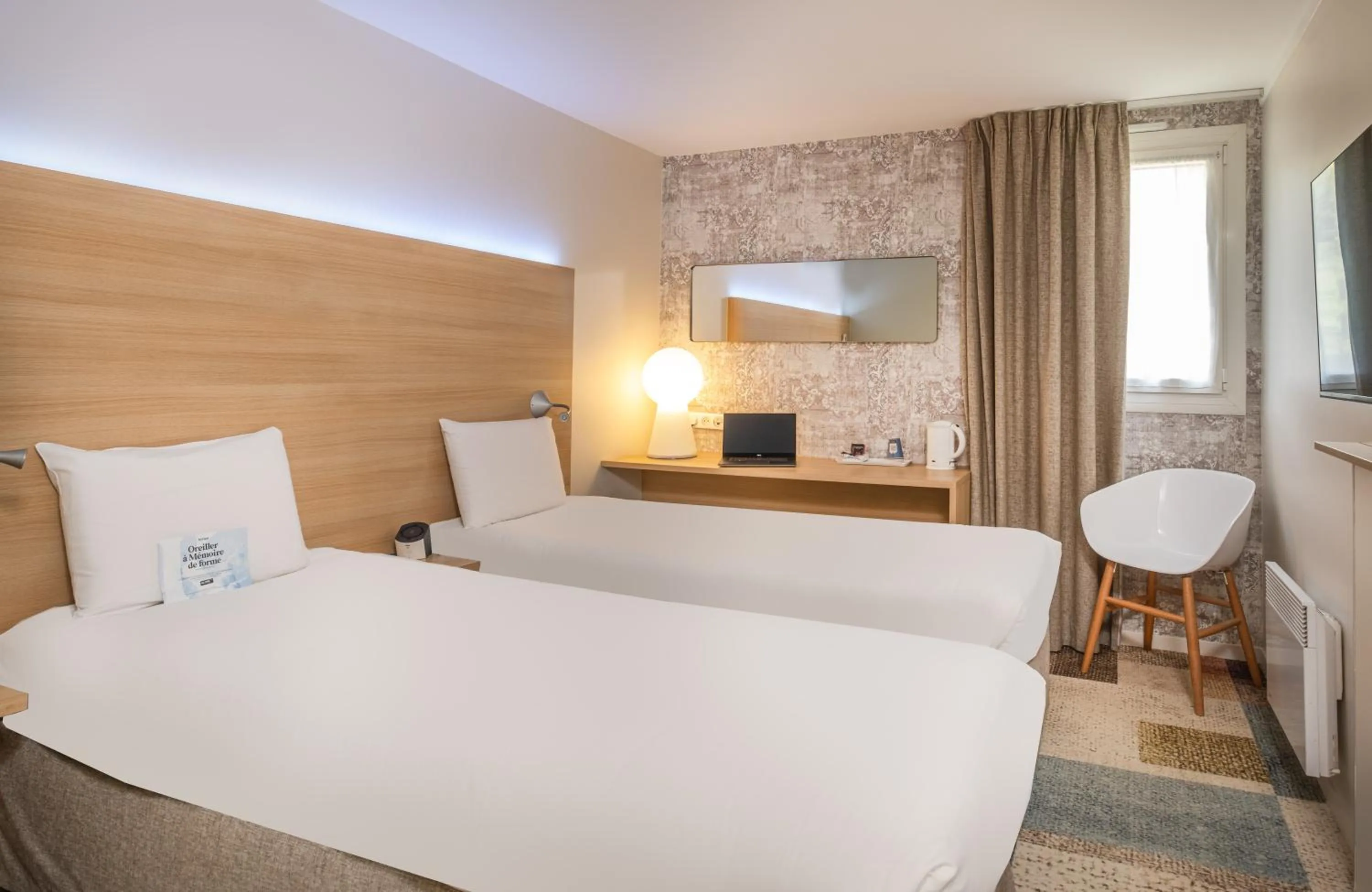 Bedroom, Bed in Kyriad Le Mans Est