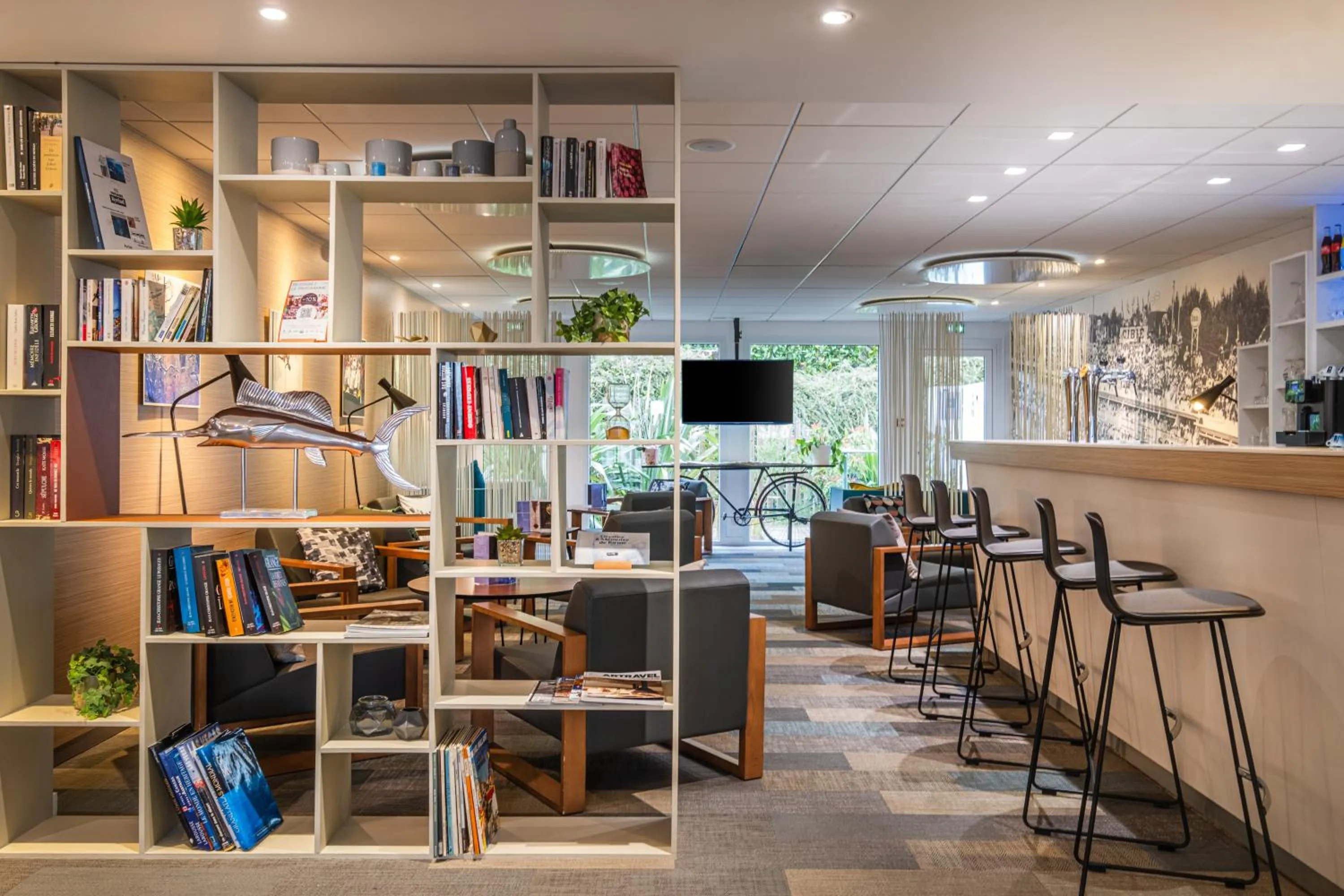 Lounge or bar in Kyriad Le Mans Est