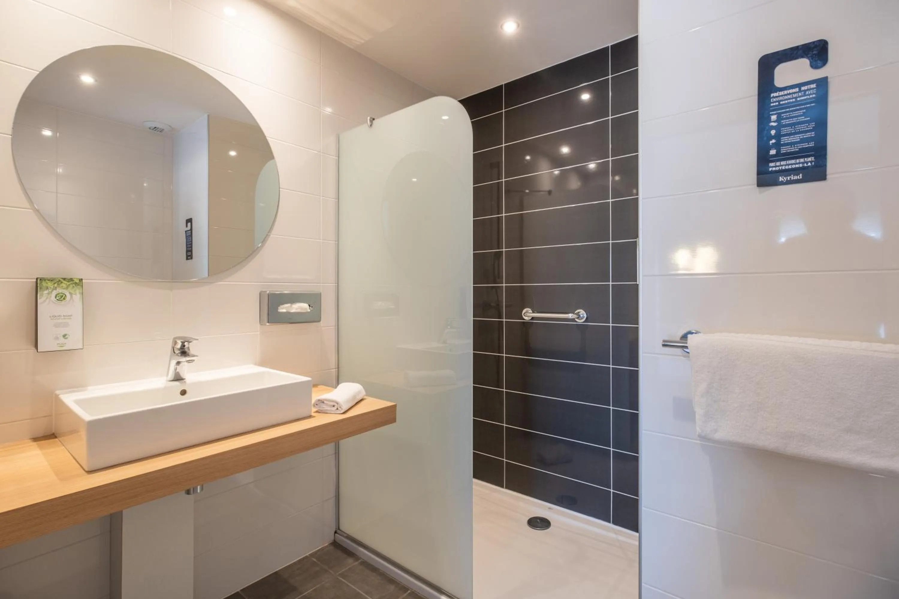Bathroom in Kyriad Le Mans Est