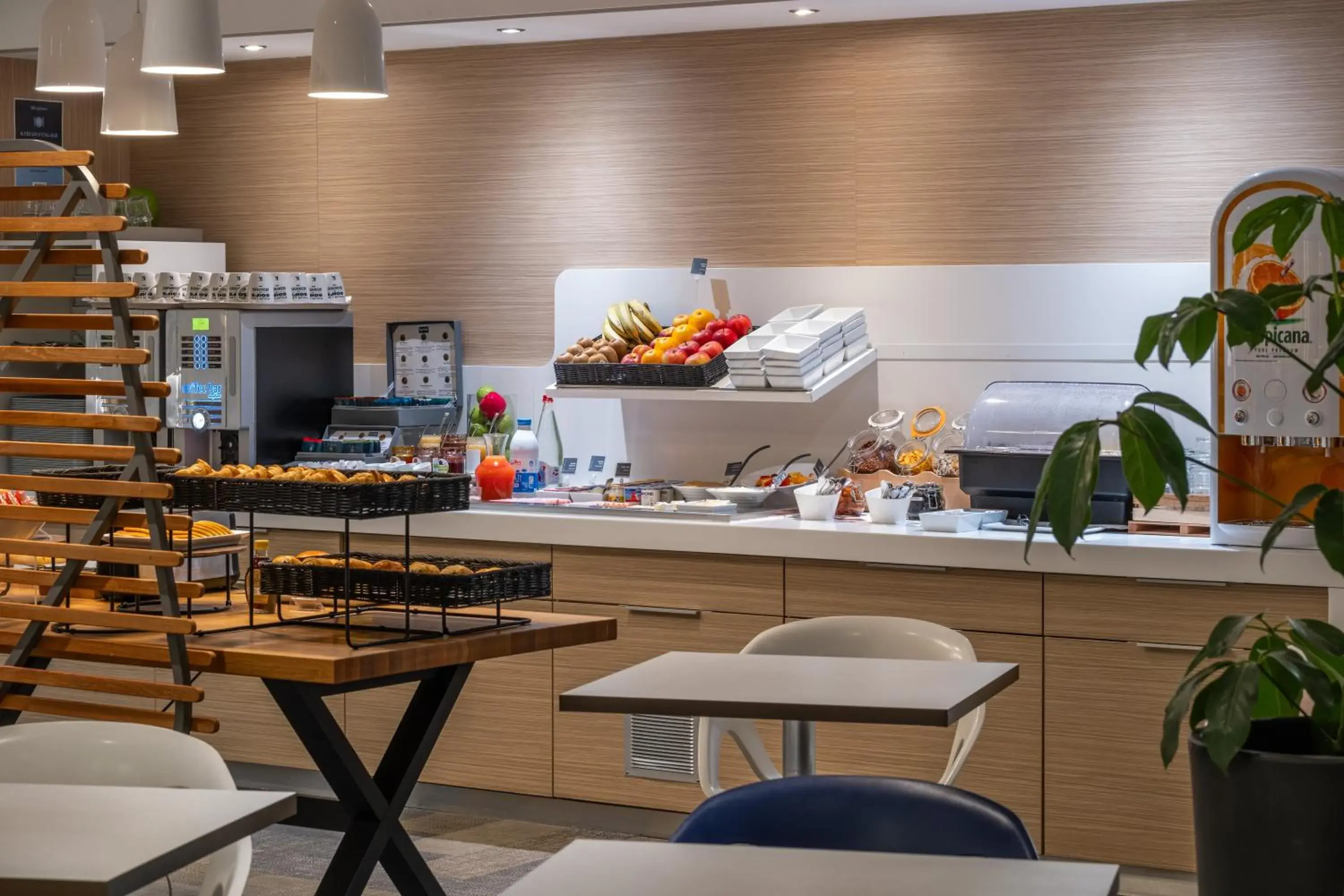 Buffet breakfast in Kyriad Le Mans Est Buffet breakfast in Kyriad Le Mans Est