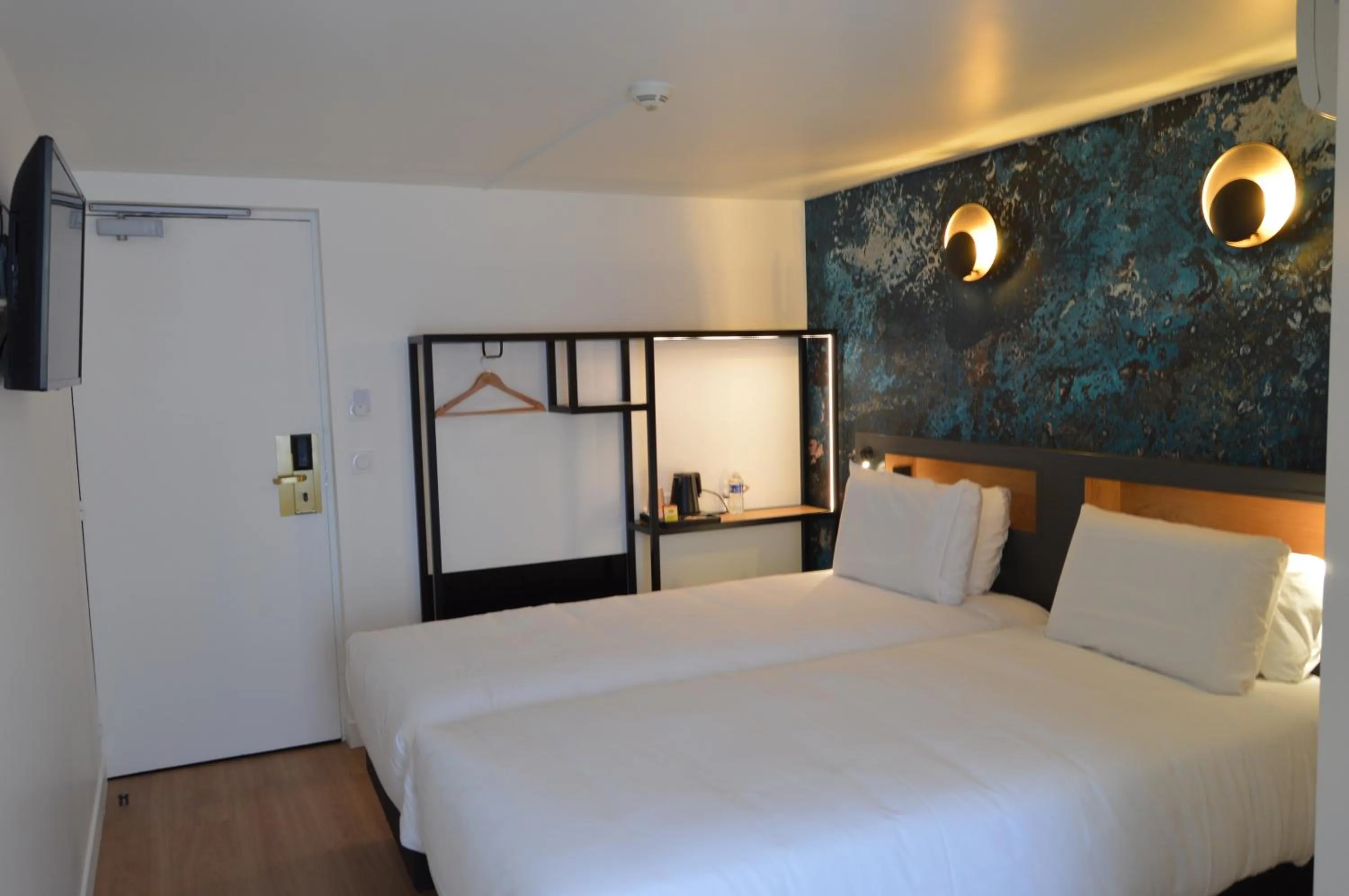 Bedroom, Bed in Kyriad Argenteuil