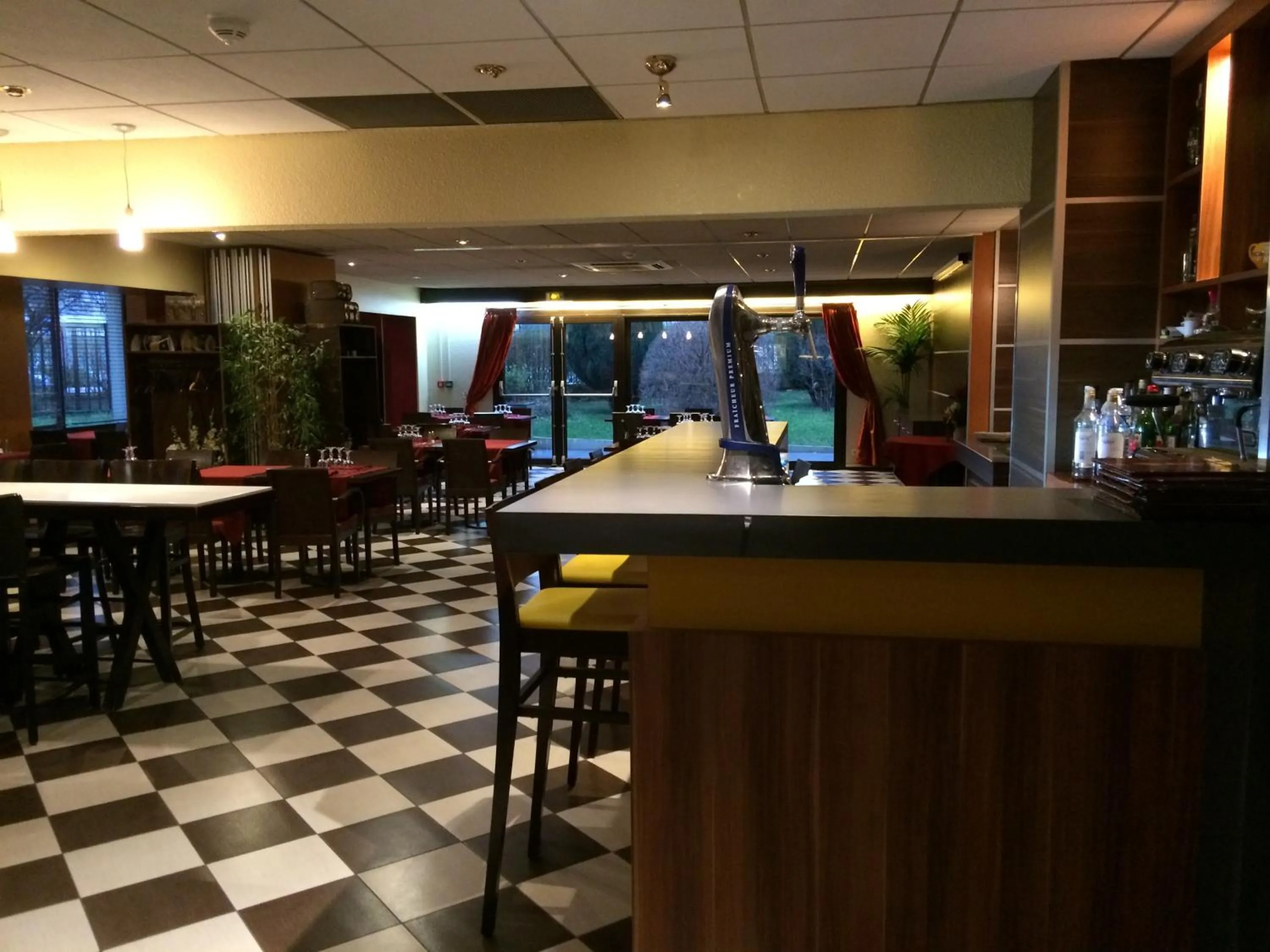 Restaurant/places to eat in Kyriad Argenteuil