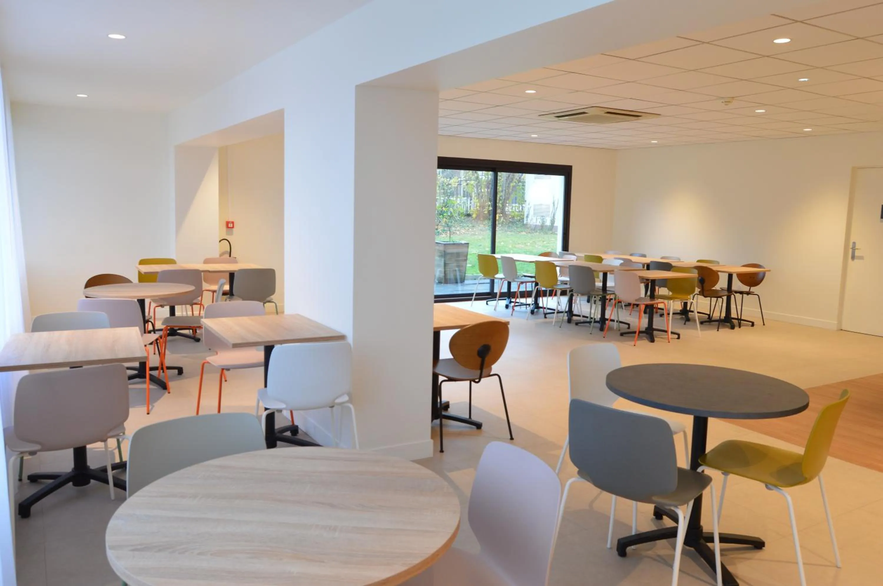 Restaurant/places to eat in Kyriad Argenteuil