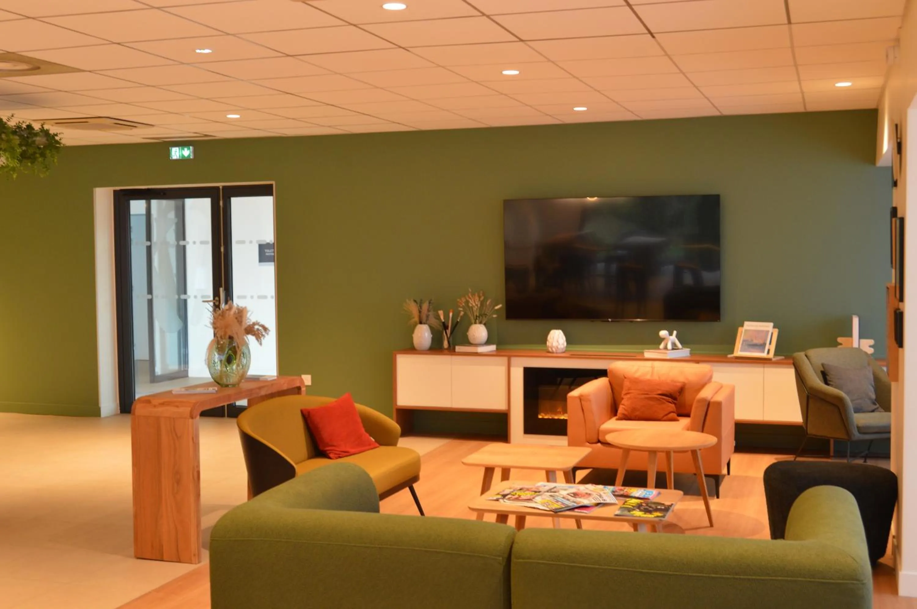 Communal lounge/ TV room in Kyriad Argenteuil