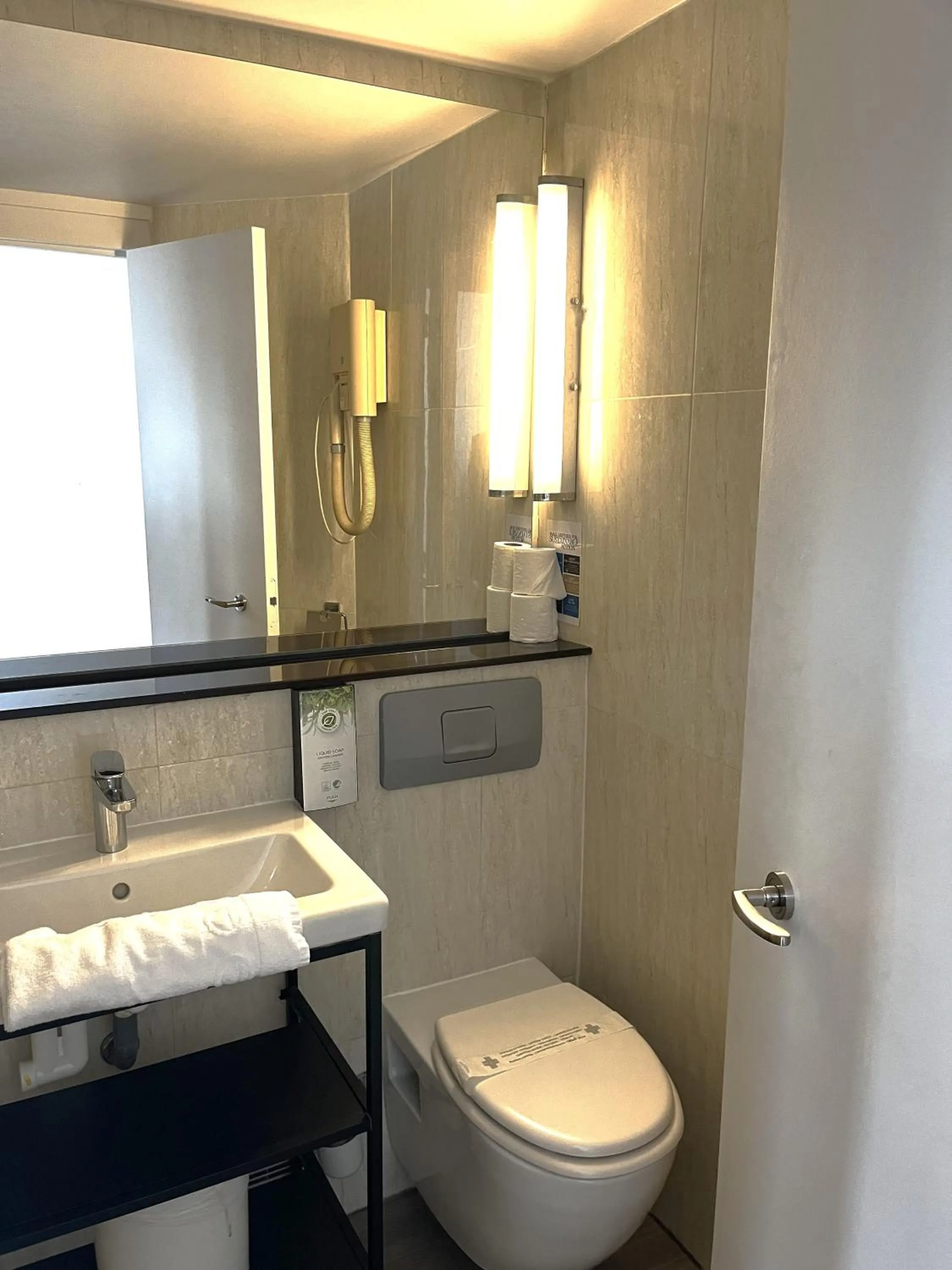 Bathroom in Kyriad Argenteuil