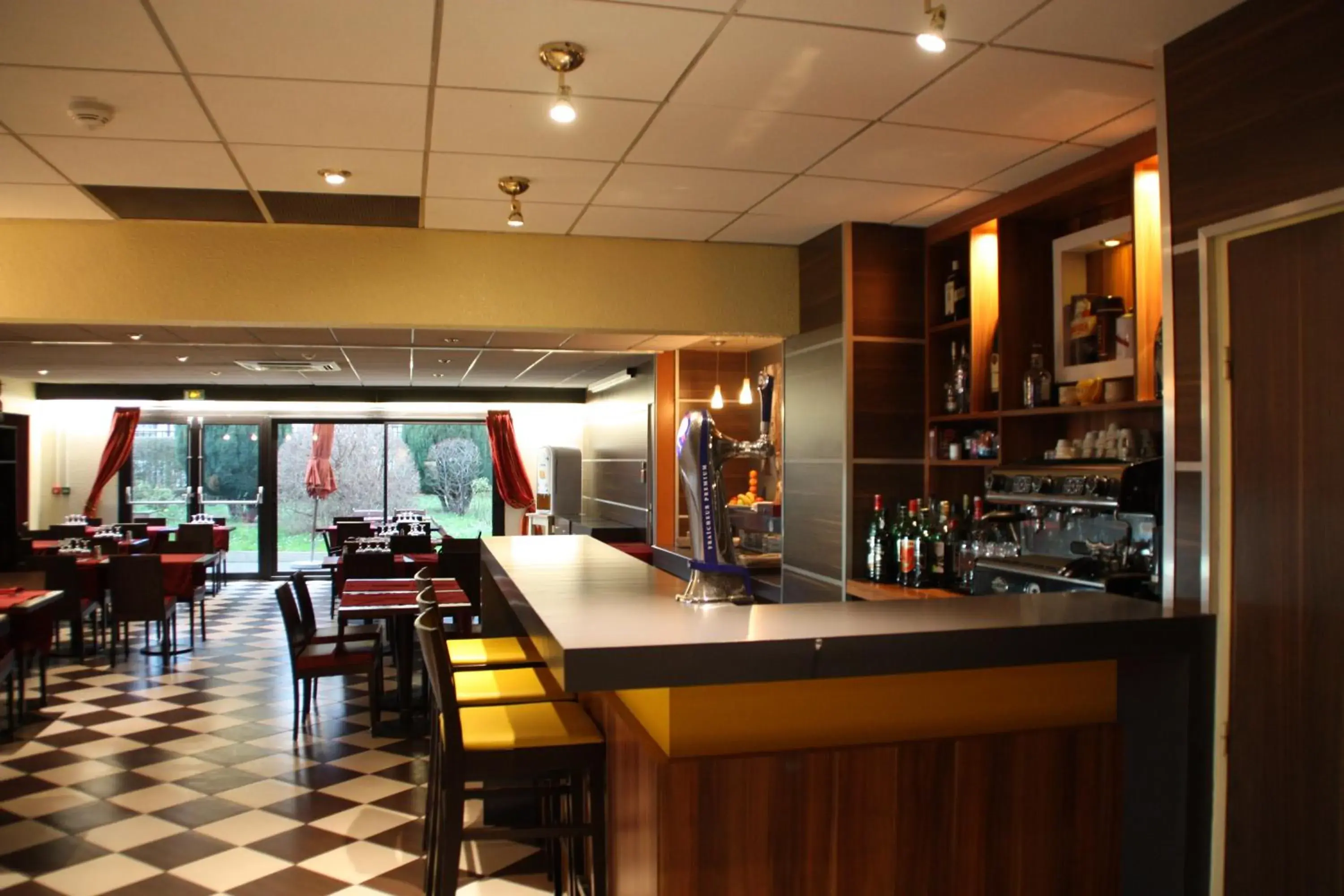 Lounge or bar in Kyriad Argenteuil Lounge or bar in Kyriad Argenteuil