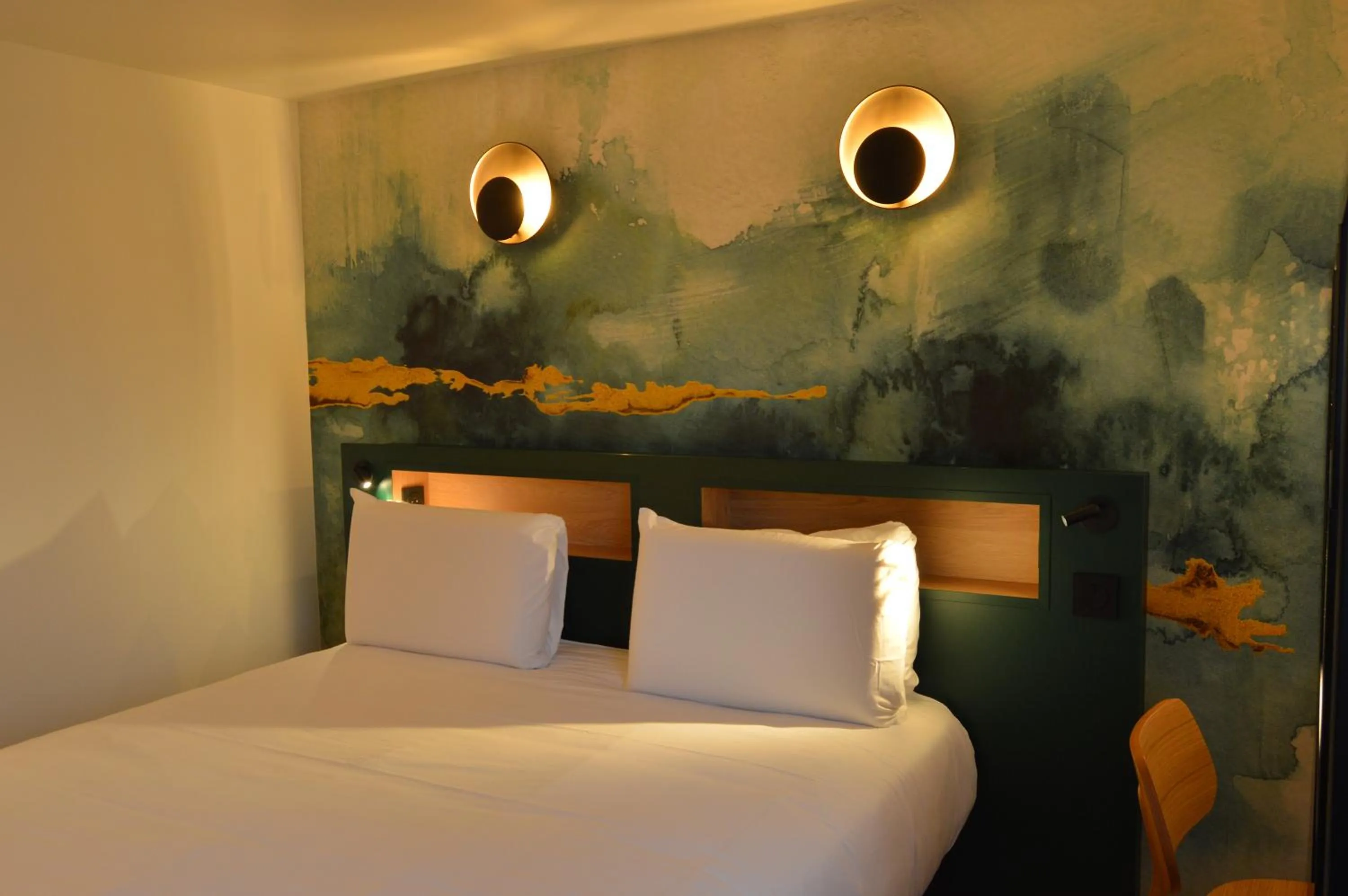 Bedroom, Bed in Kyriad Argenteuil