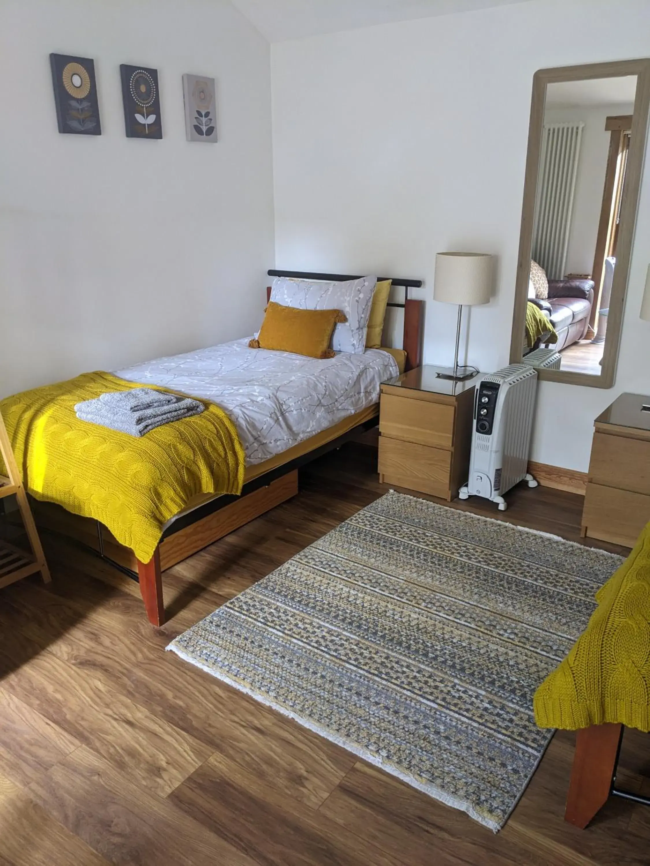 Twin Room with Private Shower Room in Sunnyside Annexe Twin Room with Private Shower Room in Sunnyside Annexe