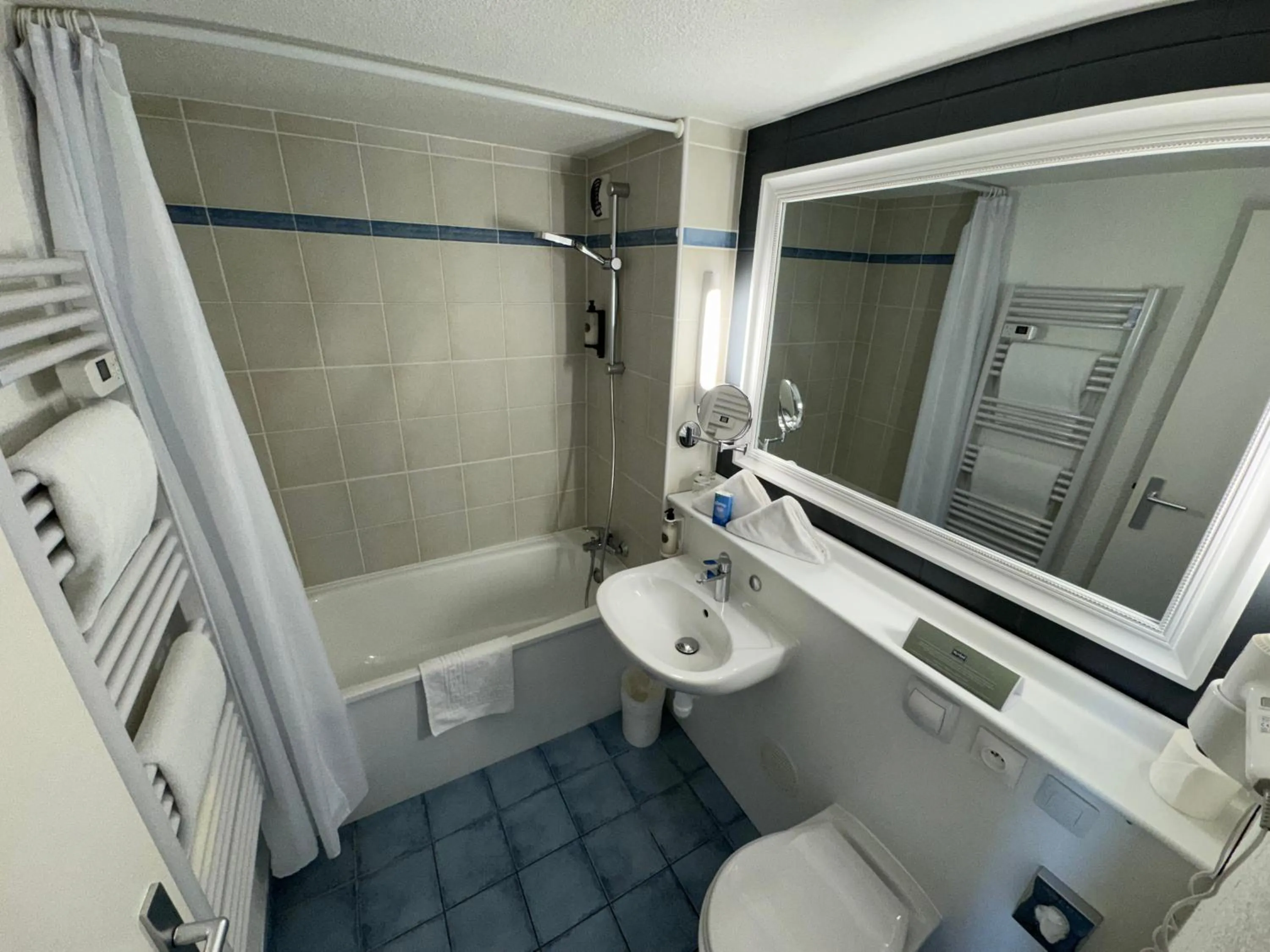 Bathroom in Kyriad Lisieux