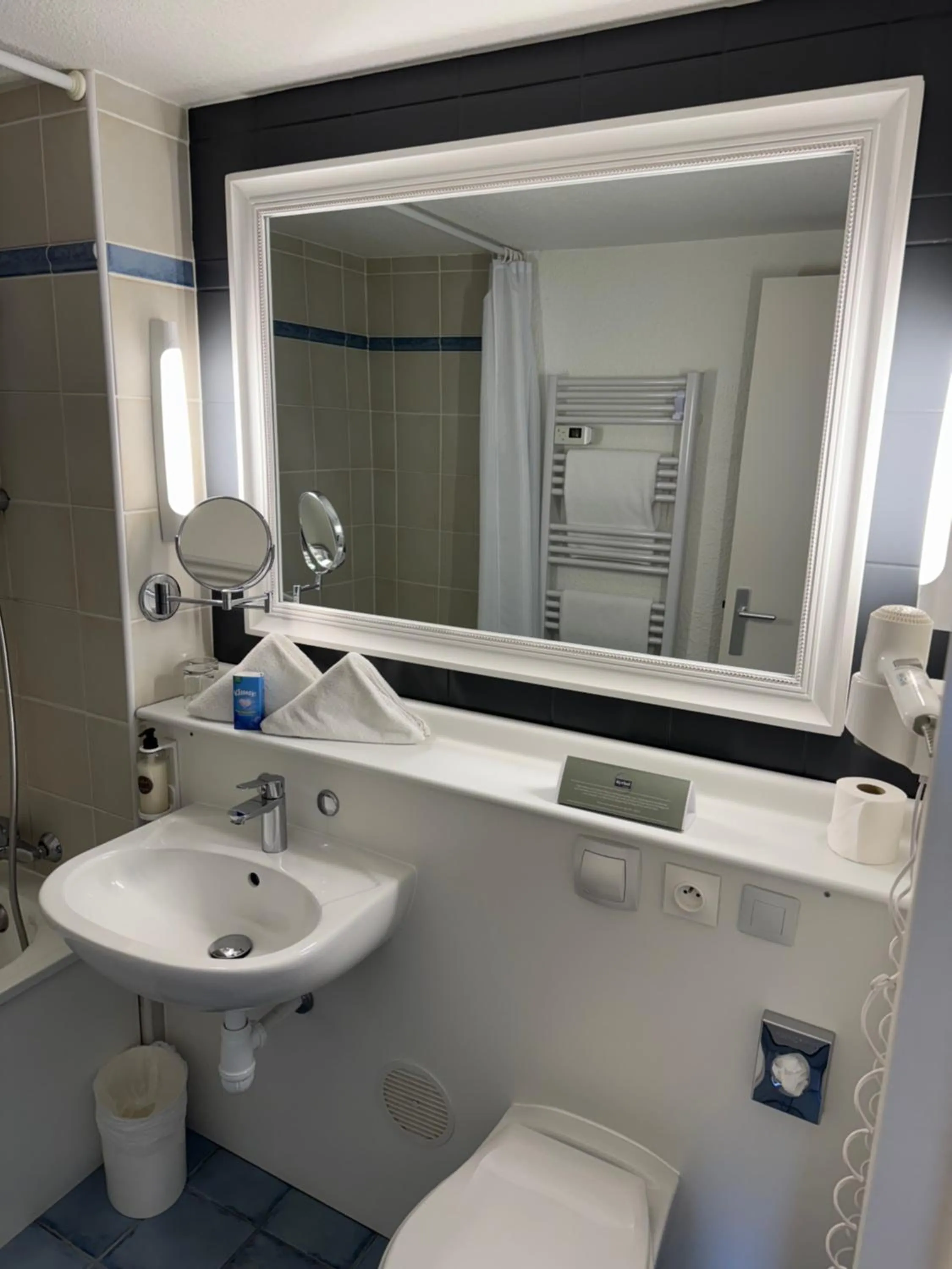 Bathroom in Kyriad Lisieux