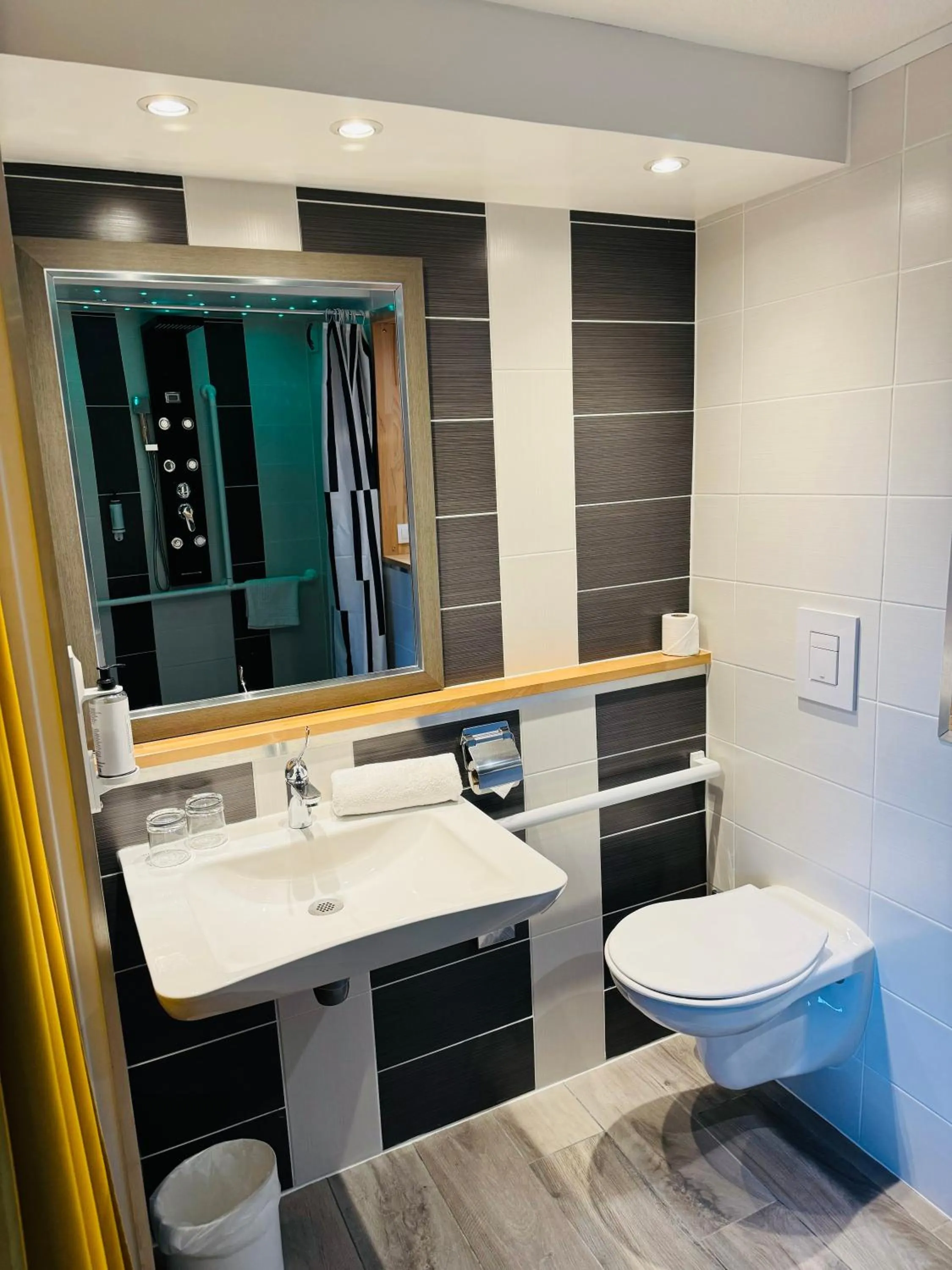 Shower in Kyriad Lisieux