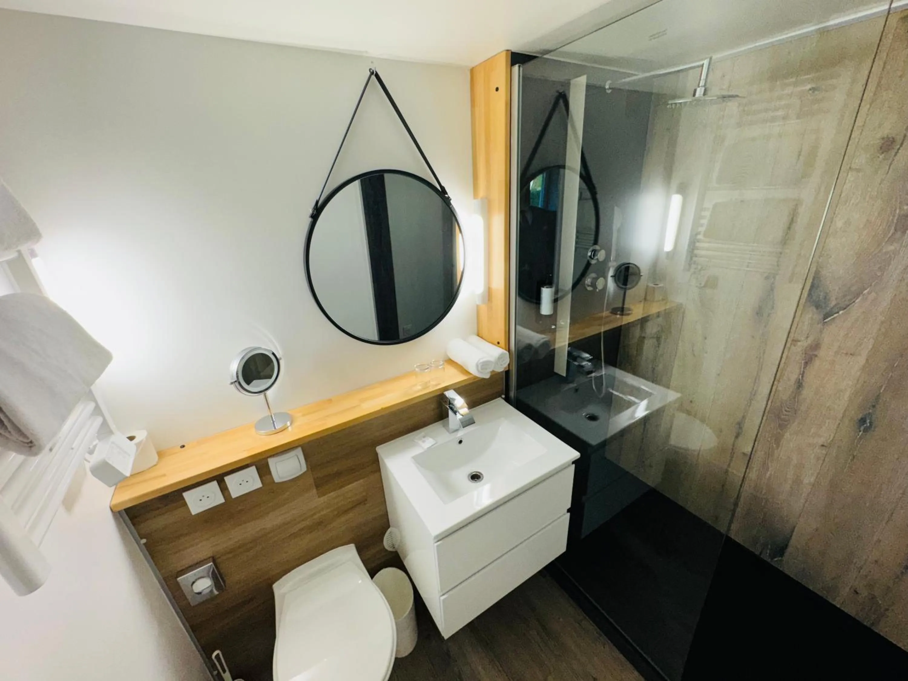 Shower in Kyriad Lisieux