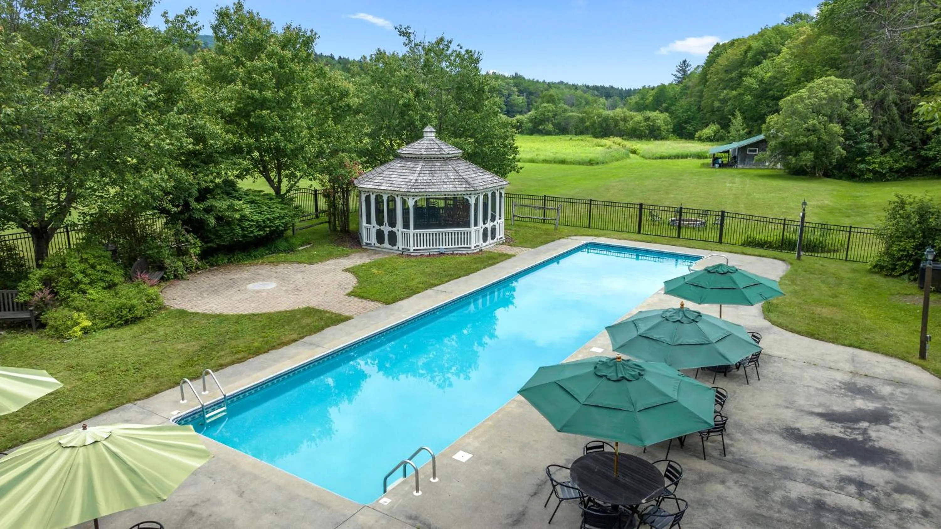Swimming pool in Mountaineer Inn