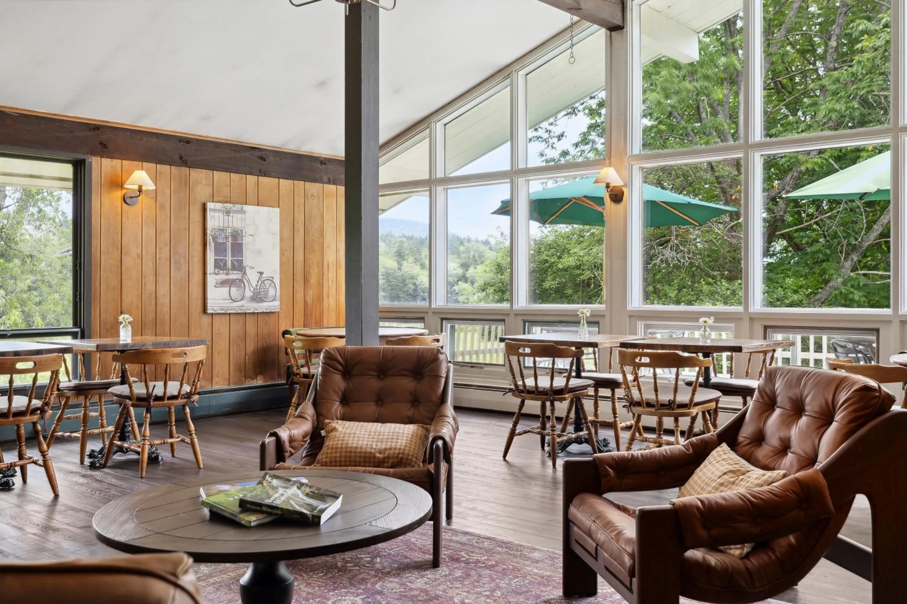 Dining area in Mountaineer Inn