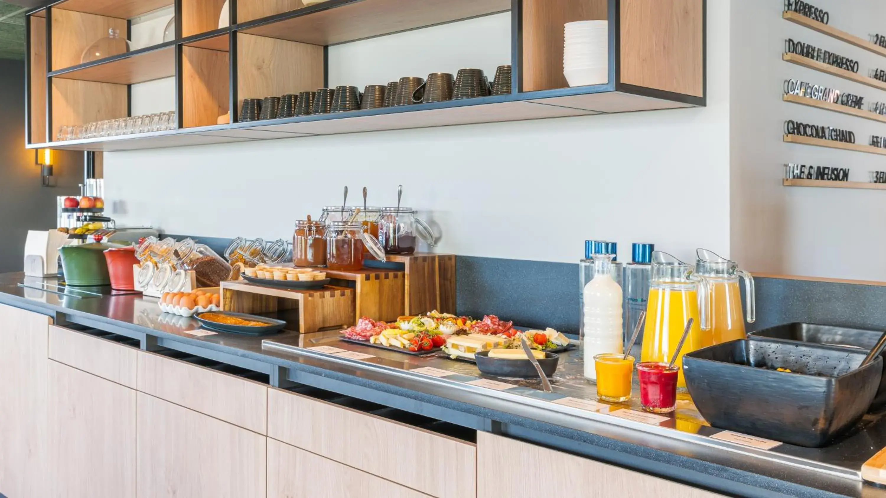 Food and drinks in Campanile NATURE - Lyon Est Bron Eurexpo Food and drinks in Campanile NATURE - Lyon Est Bron Eurexpo