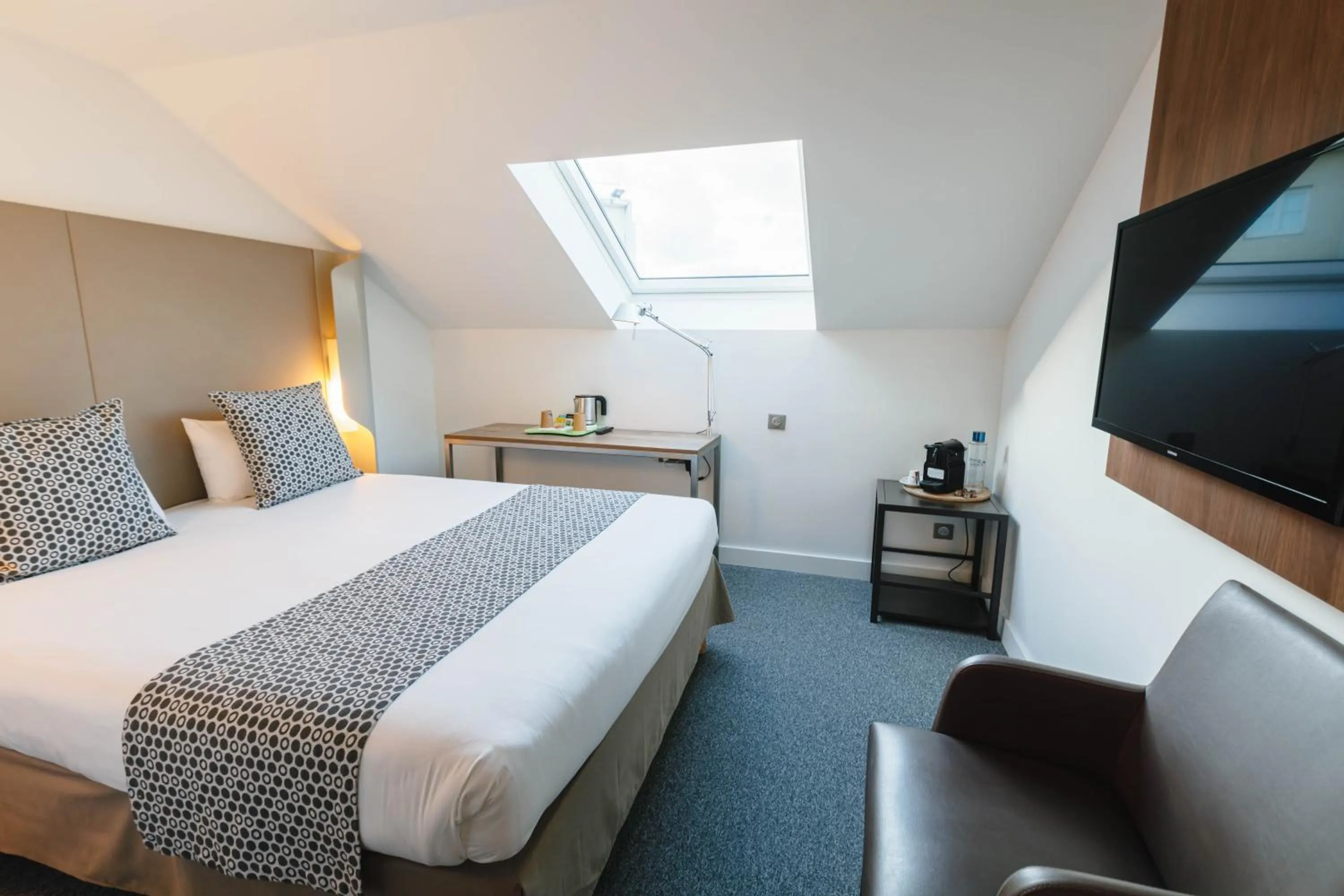 Photo of the whole room, Bed in Campanile NATURE - Lyon Est Bron Eurexpo