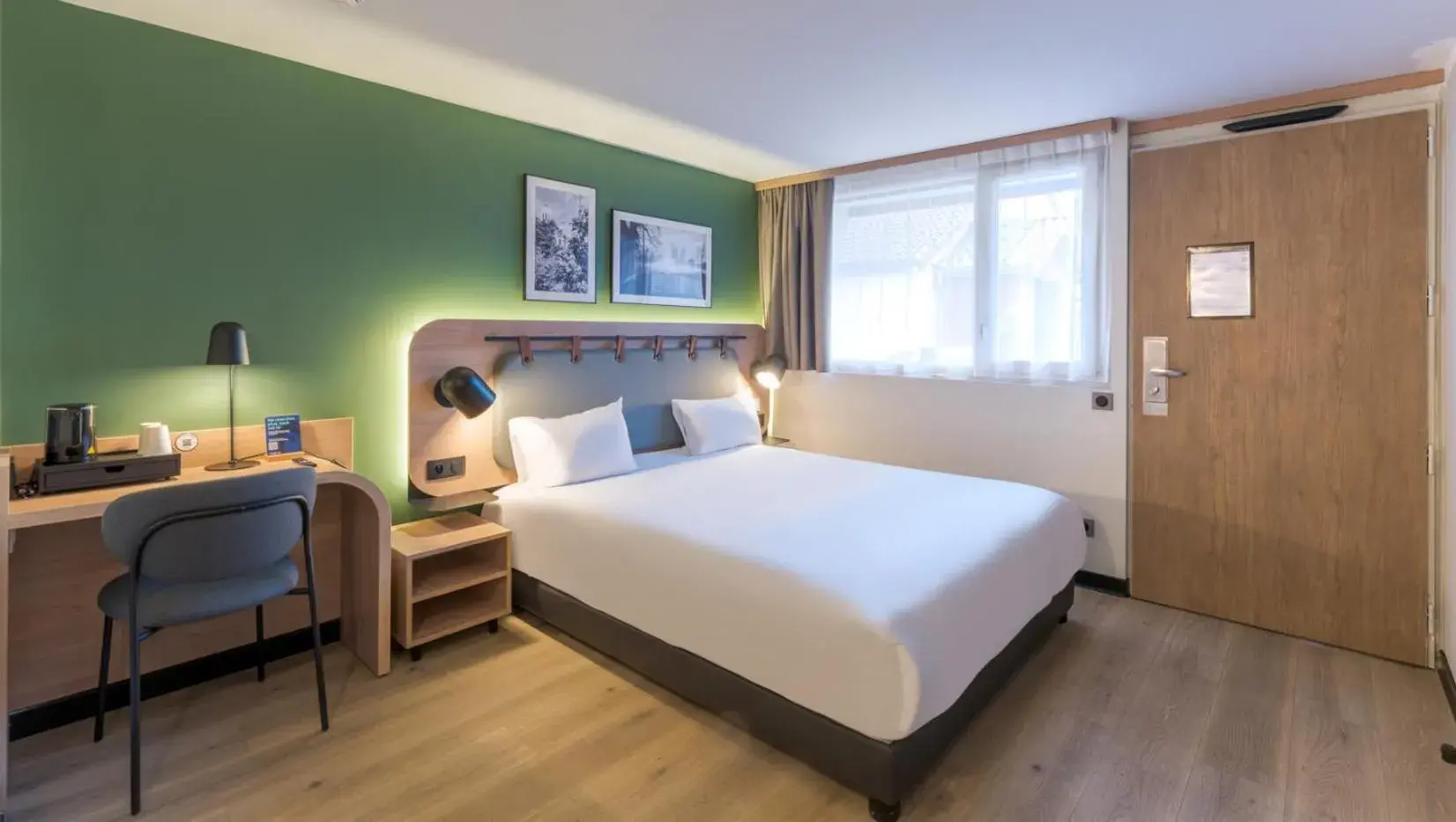 Photo of the whole room, Bed in Campanile NATURE - Lyon Est Bron Eurexpo Photo of the whole room, Bed in Campanile NATURE - Lyon Est Bron Eurexpo