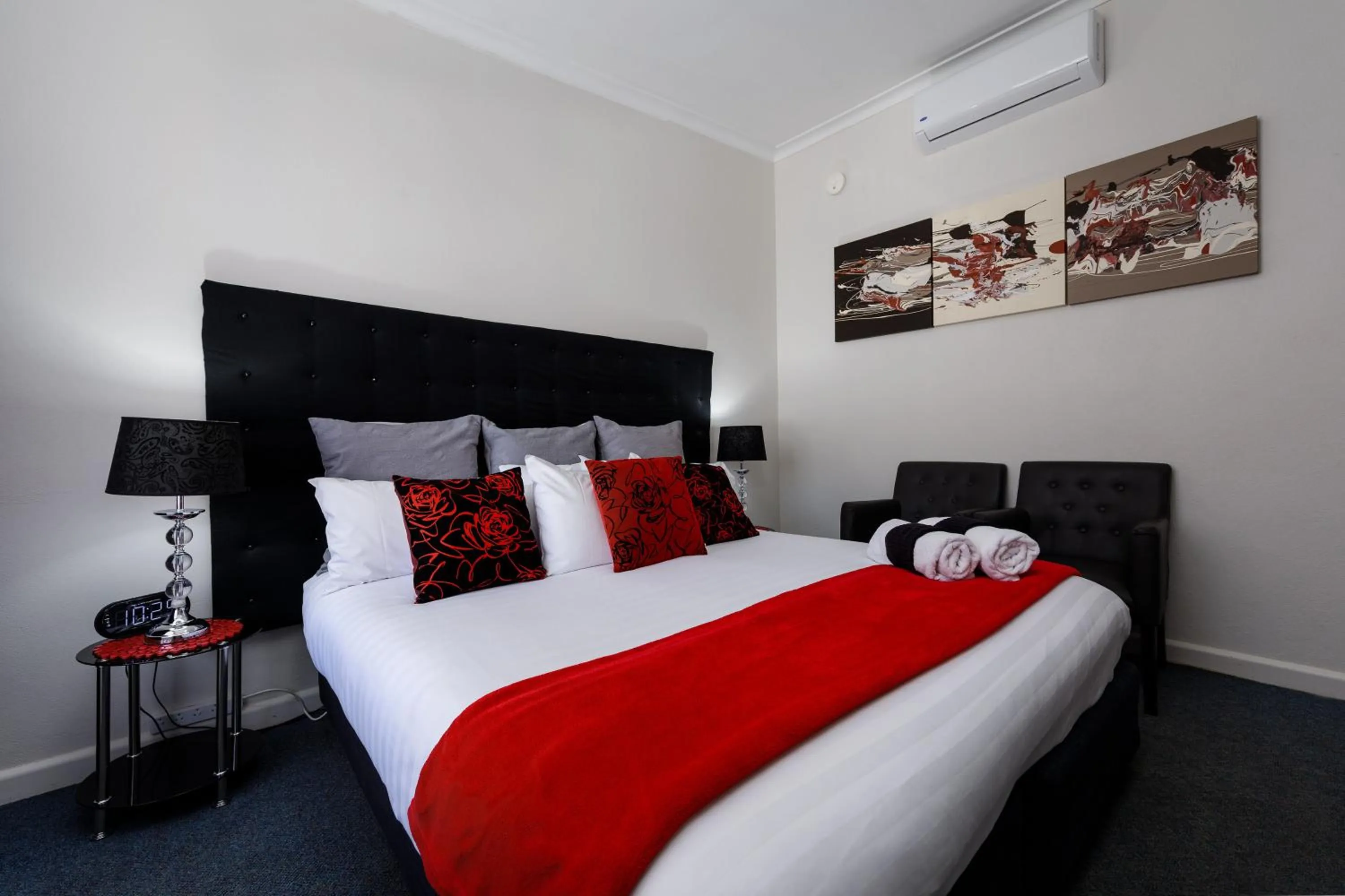 Photo of the whole room, Bed in Bendigo Oval Motel