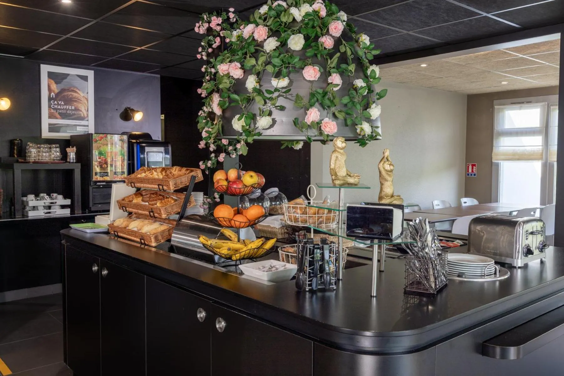 Buffet breakfast in The Originals City, Hôtel Mâcon Nord