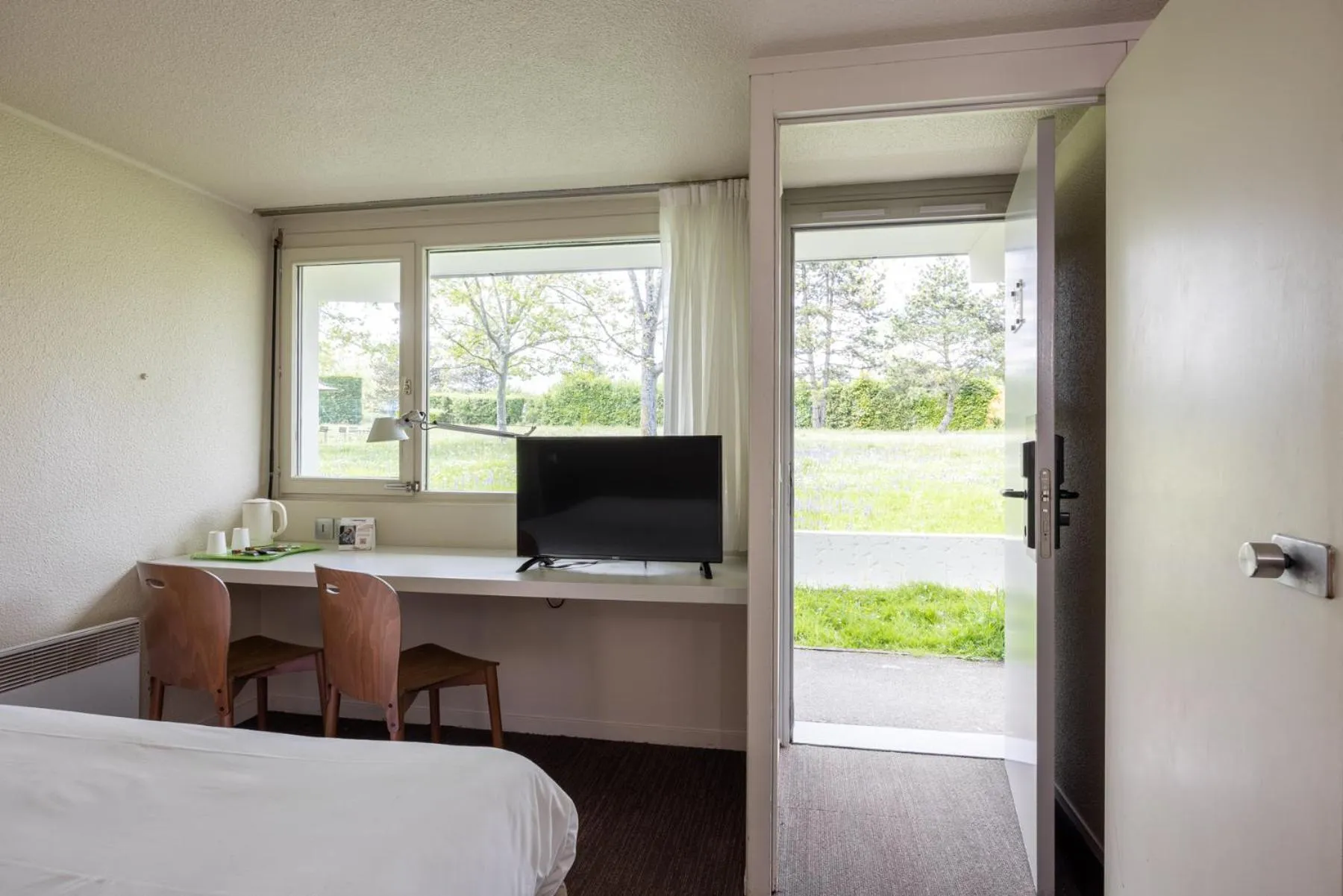 TV and multimedia, Bed in The Originals City, Hôtel Mâcon Nord
