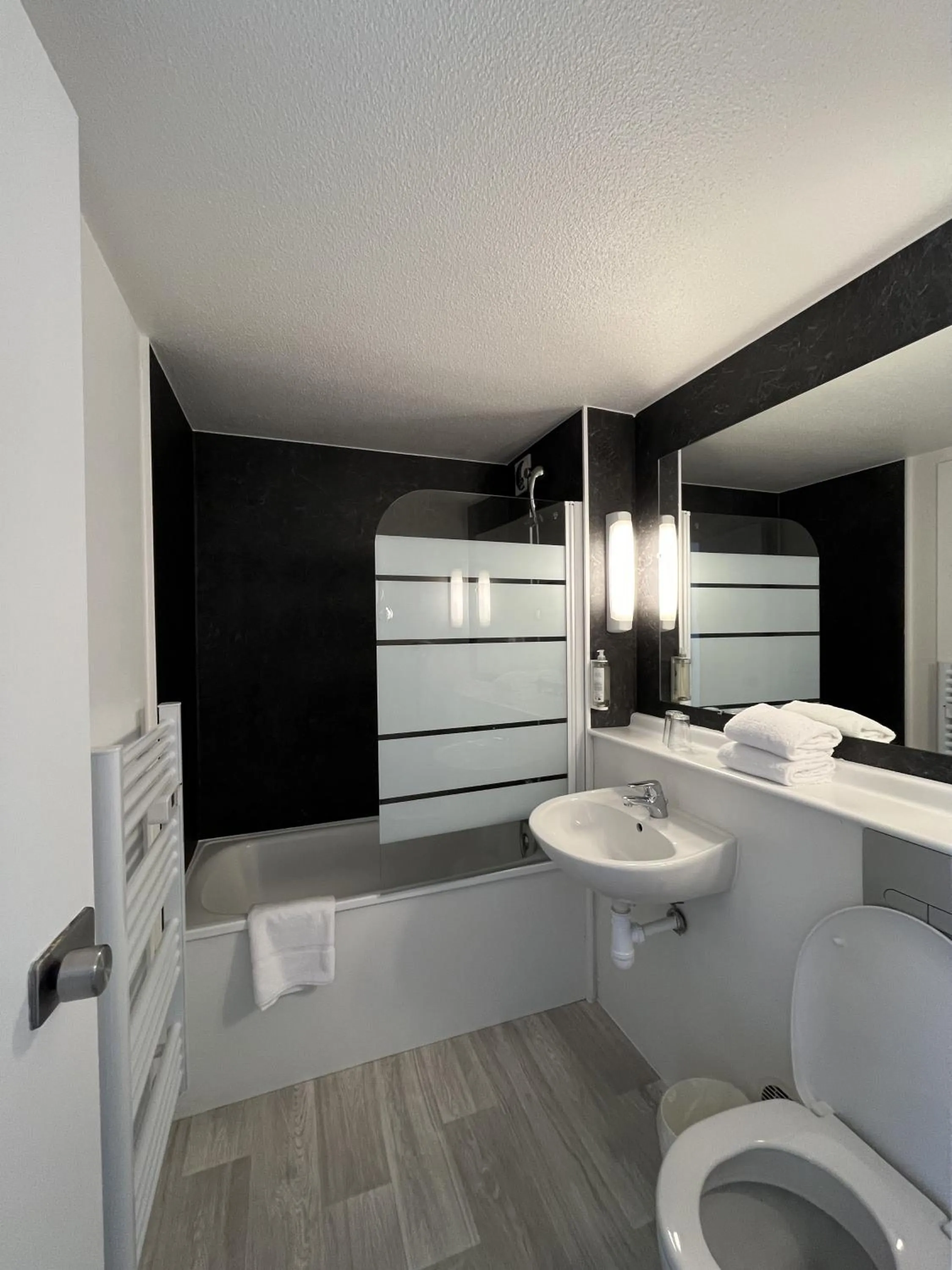 Toilet in The Originals City, Hôtel Mâcon Nord