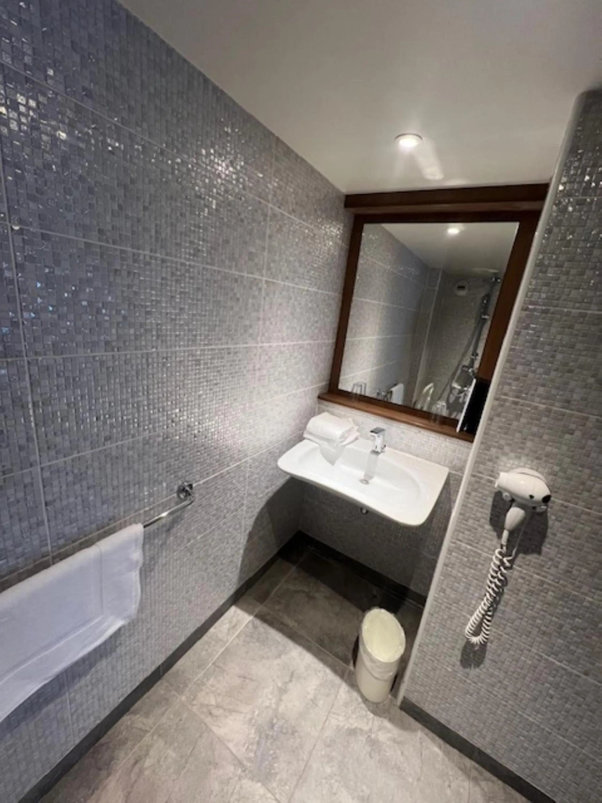 Bathroom in The Originals City, Hôtel Mâcon Nord