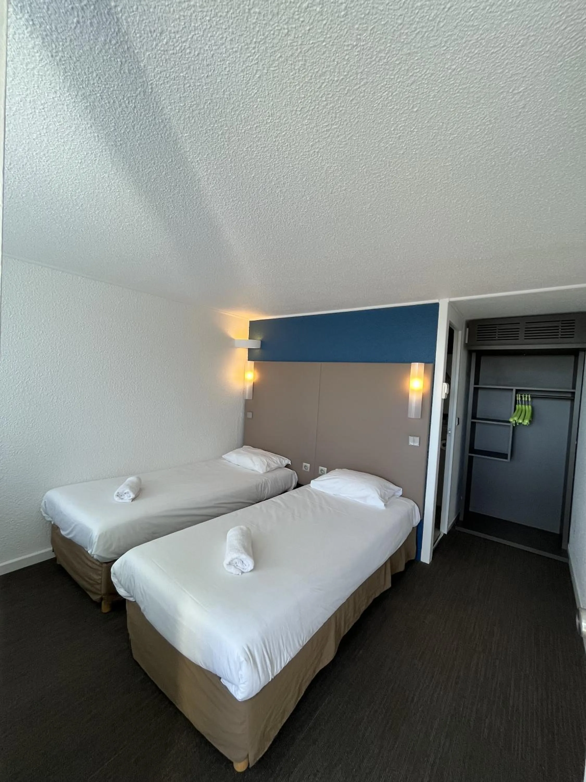 Photo of the whole room, Bed in The Originals City, Hôtel Mâcon Nord