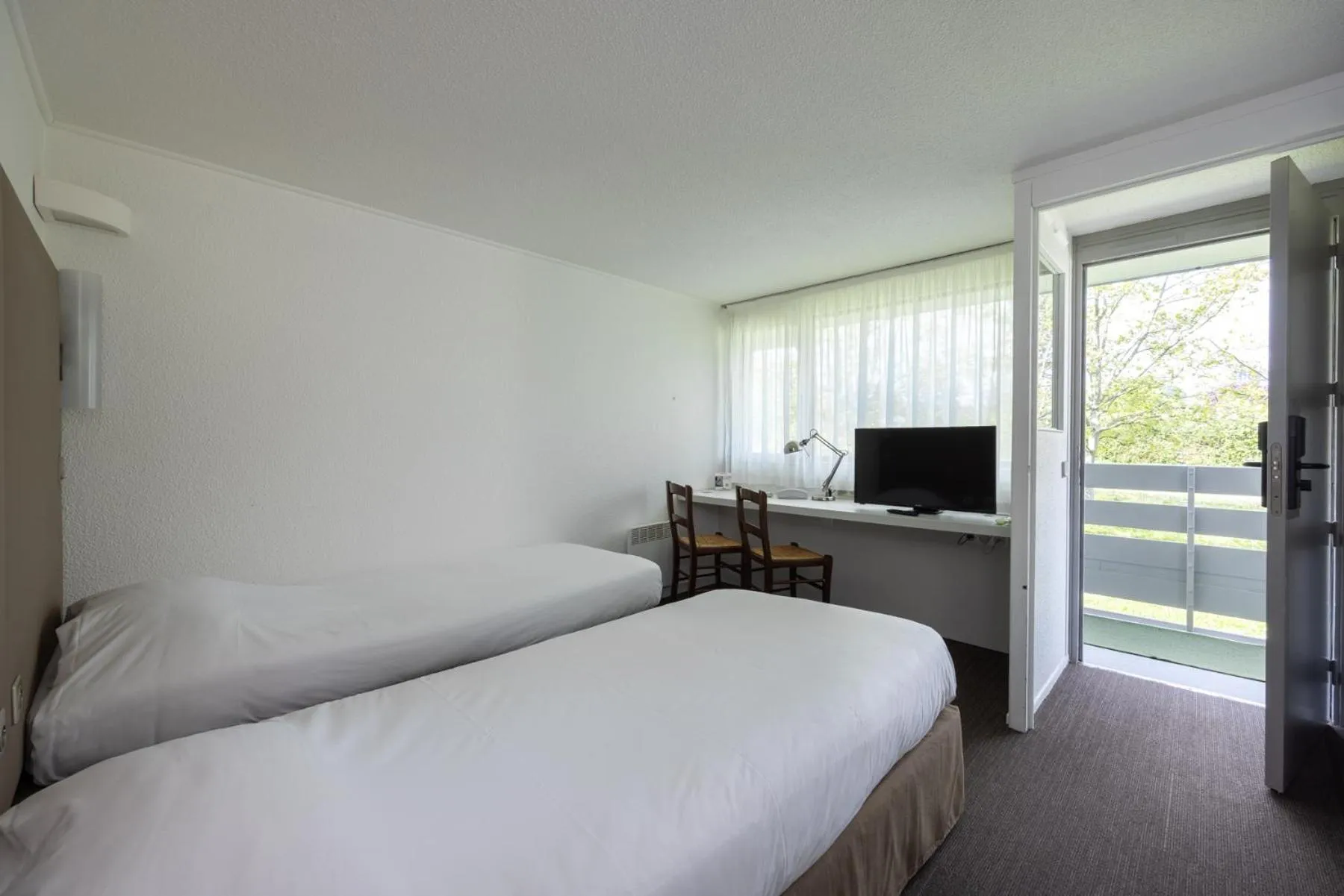 TV and multimedia, Bed in The Originals City, Hôtel Mâcon Nord