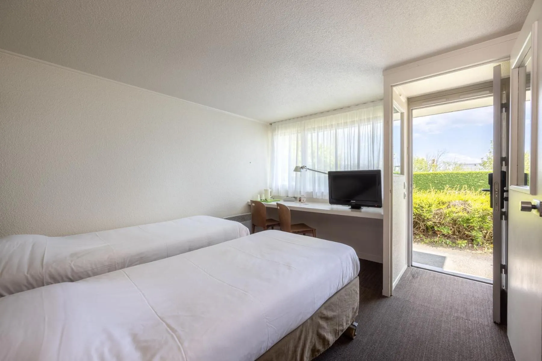 Photo of the whole room, Bed in The Originals City, Hôtel Mâcon Nord