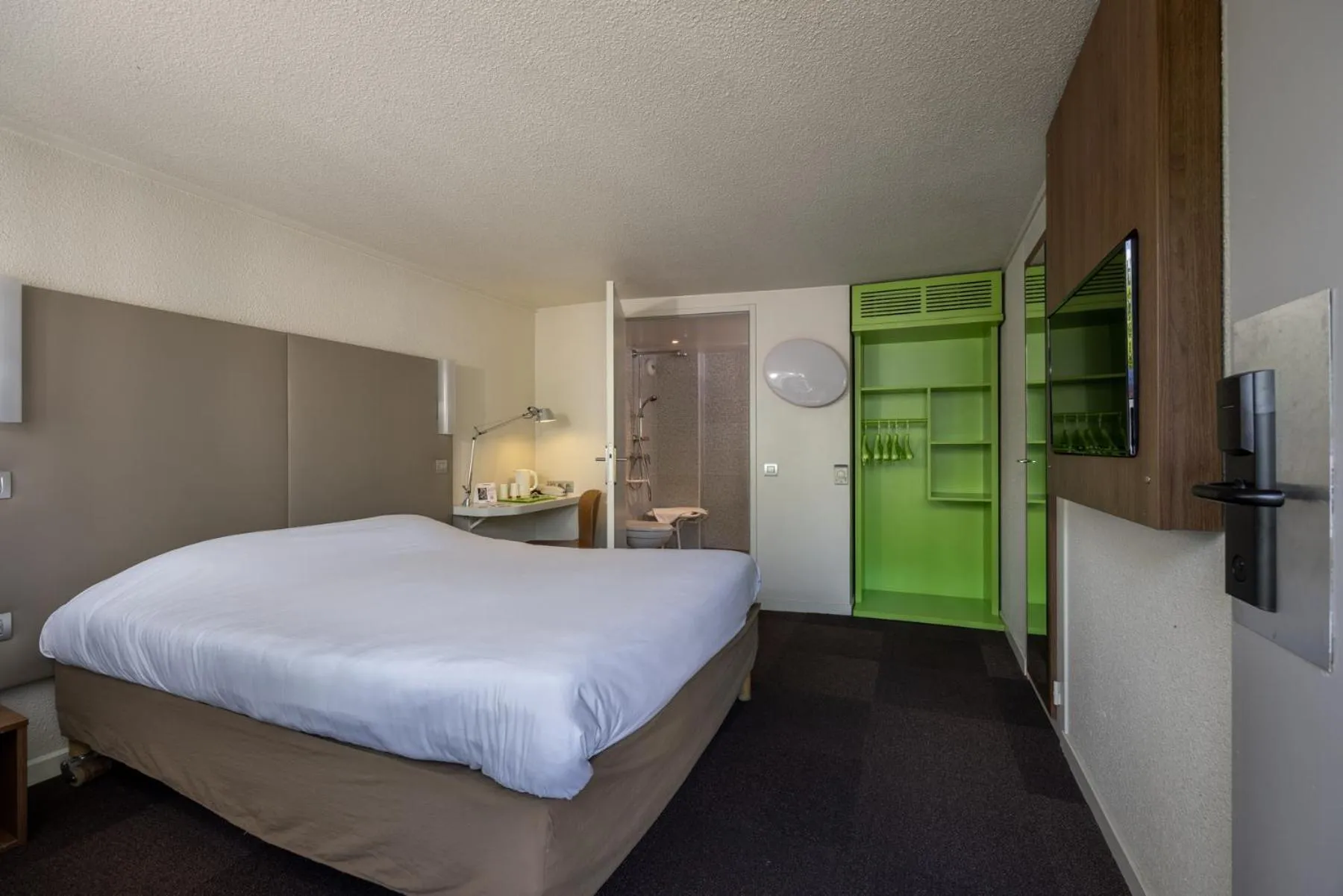 Photo of the whole room, Bed in The Originals City, Hôtel Mâcon Nord