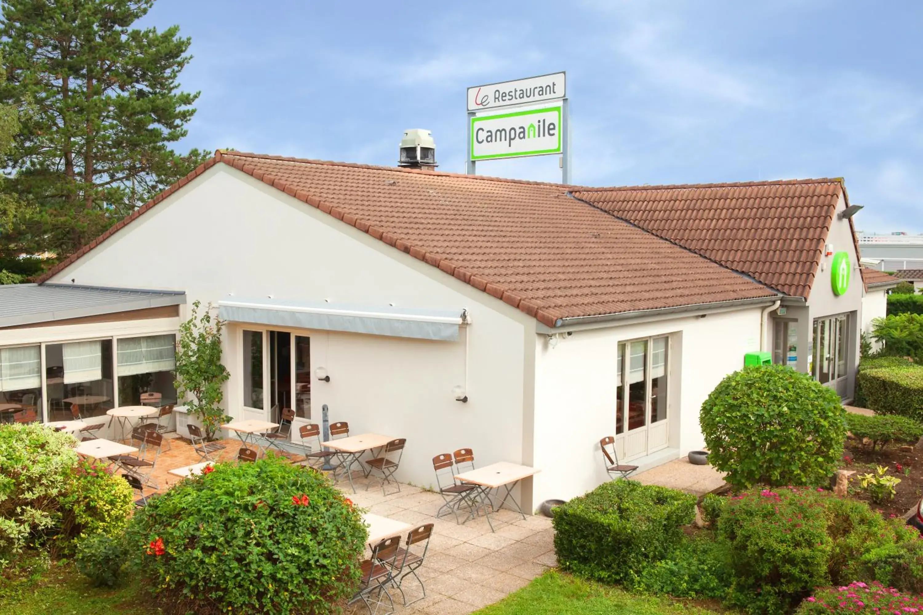 Facade/entrance in Campanile Mâcon Sud - Chaintré Facade/entrance in Campanile Mâcon Sud - Chaintré