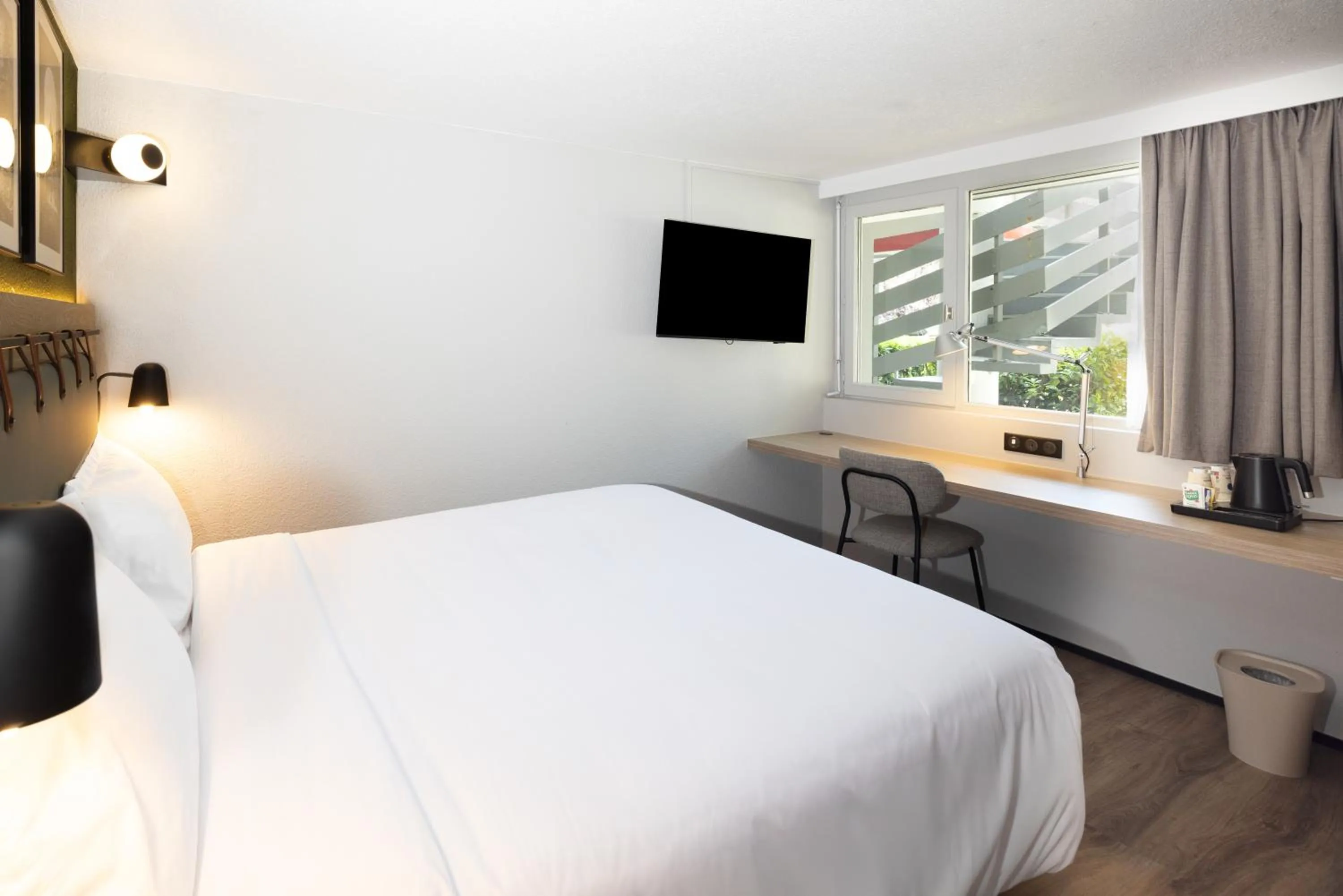 Superior Room - 1 King Bed 1 Double Sofa Bed in Campanile NATURE - Marseille Saint-Antoine