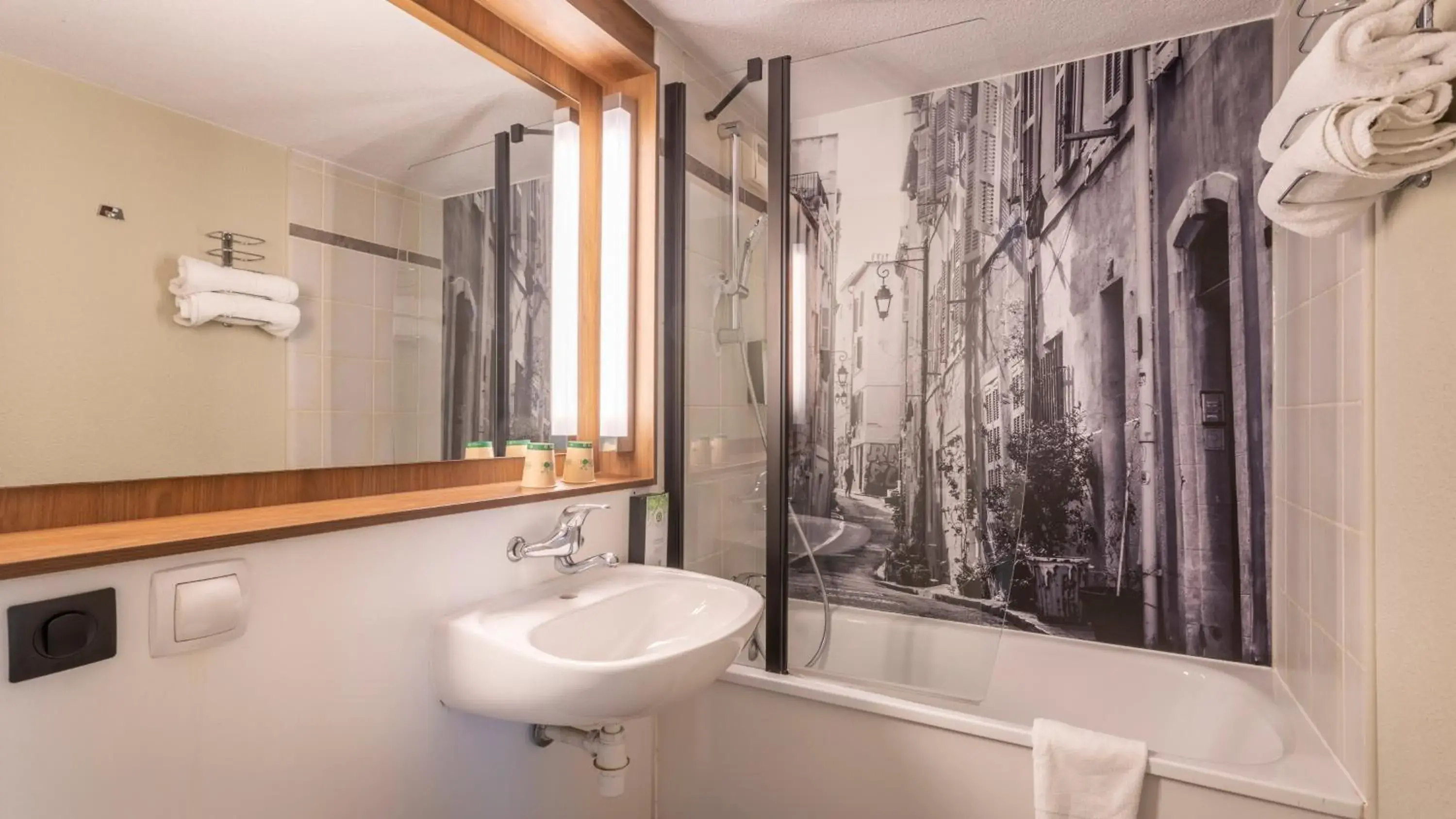 Bathroom in Campanile NATURE - Marseille Saint-Antoine Bathroom in Campanile NATURE - Marseille Saint-Antoine