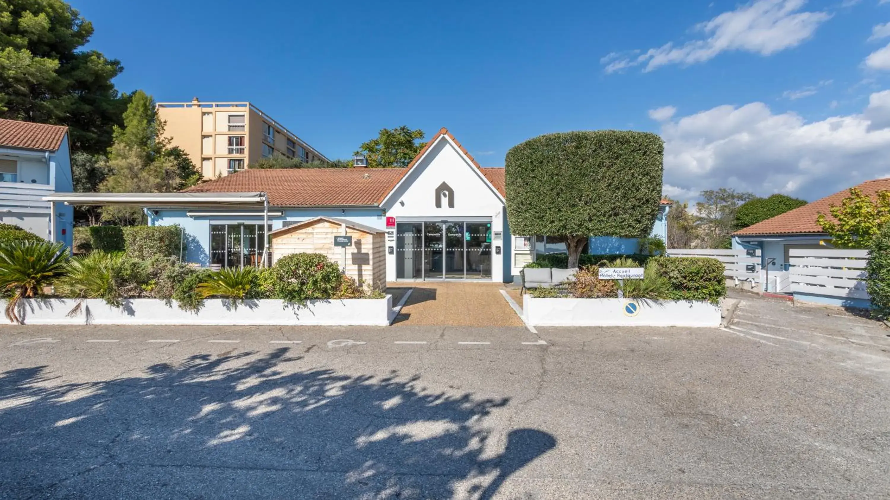 Facade/entrance in Campanile NATURE - Marseille Saint-Antoine Facade/entrance in Campanile NATURE - Marseille Saint-Antoine