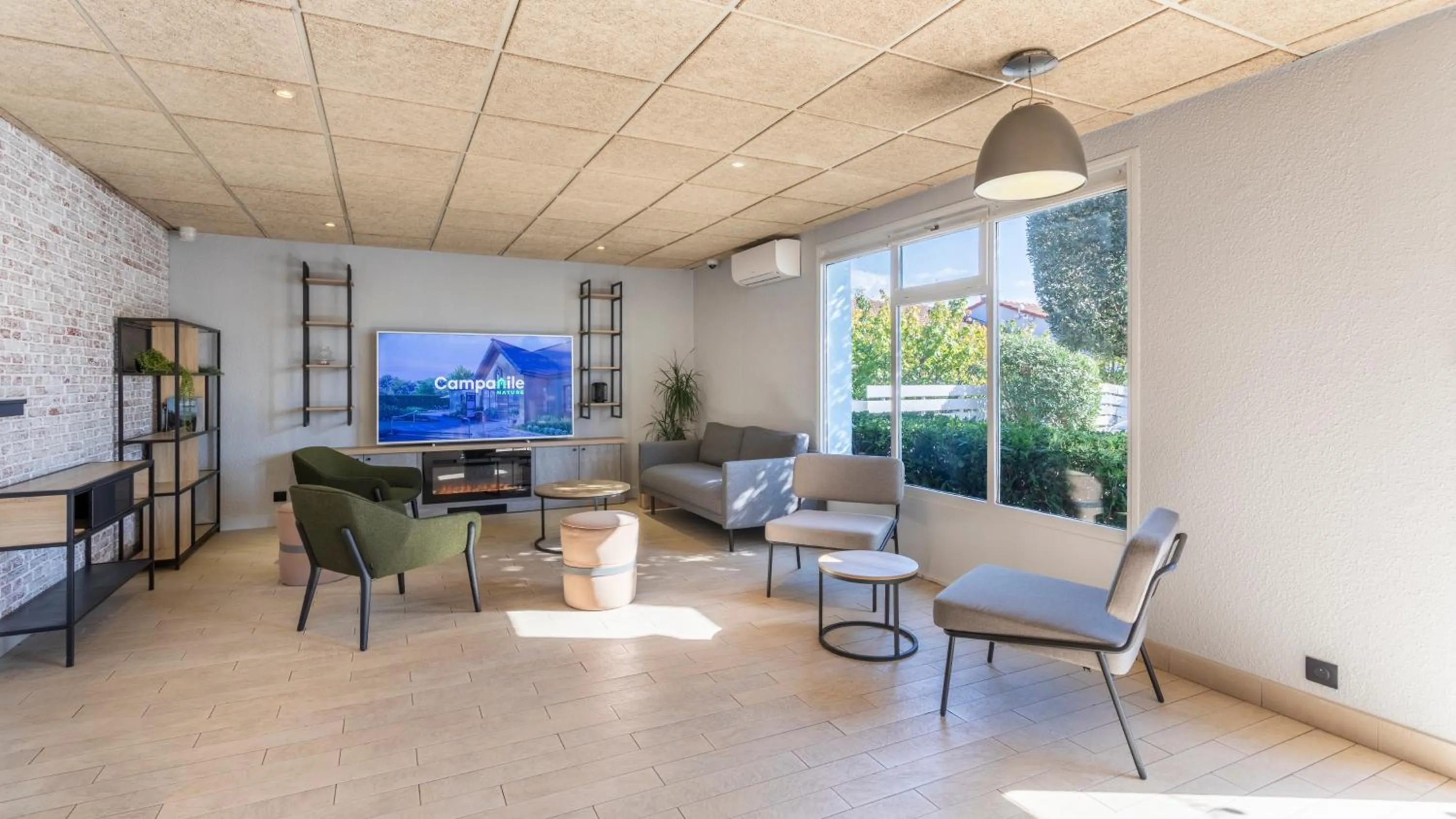 Communal lounge/ TV room in Campanile NATURE - Marseille Saint-Antoine