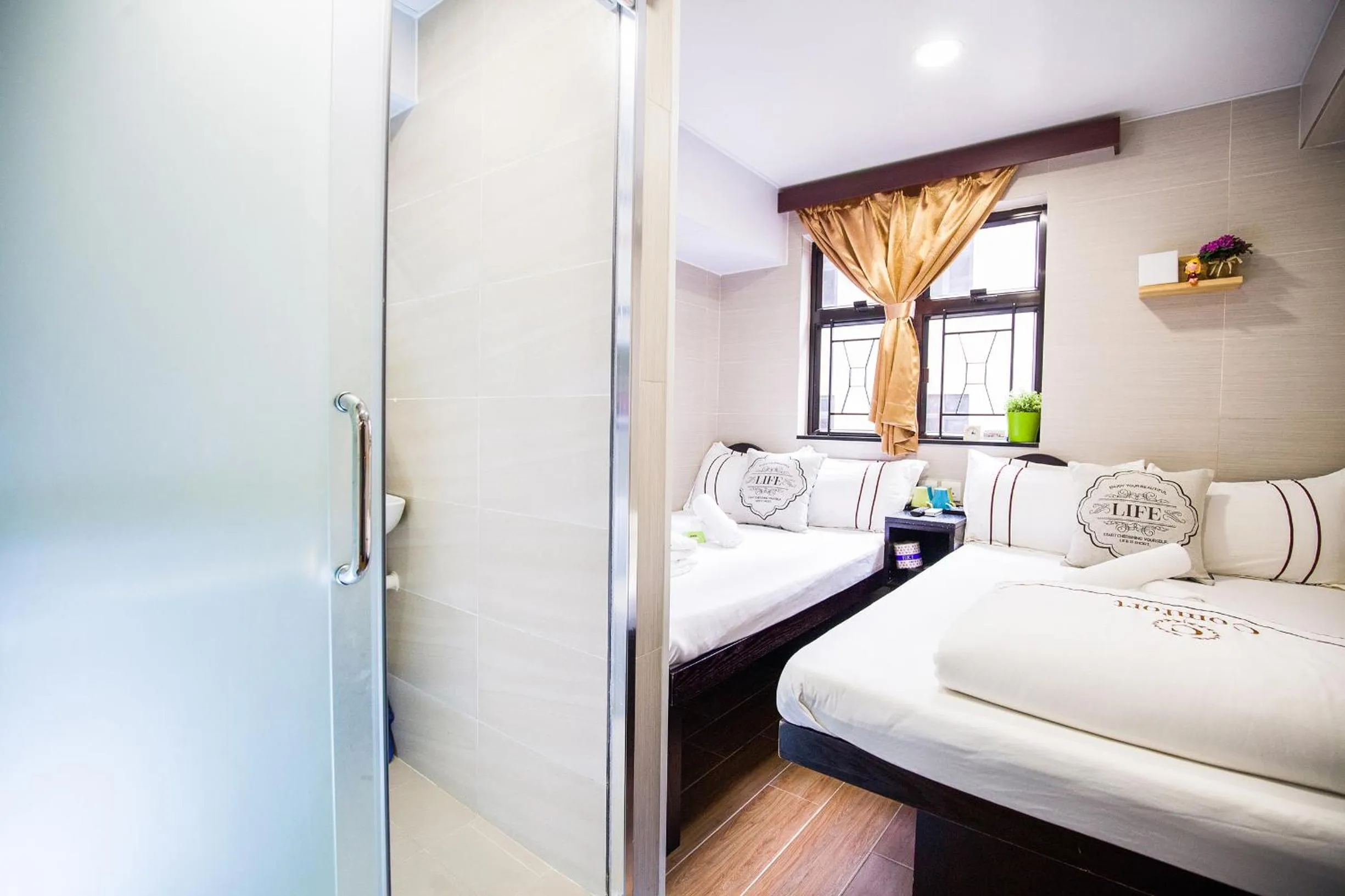 Bedroom, Bed in Smiley Inn