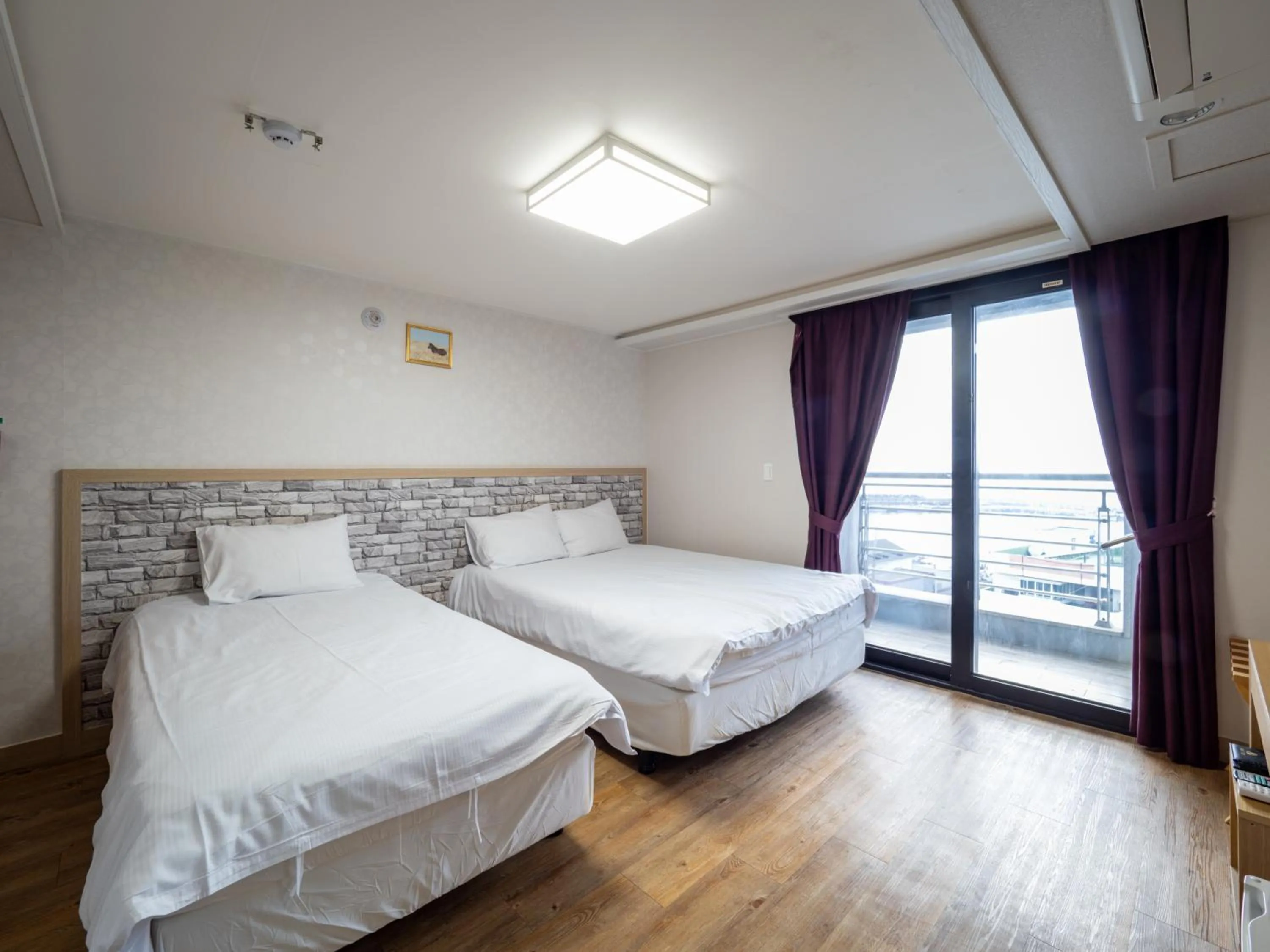 Photo of the whole room, Bed in Jeju Moseulpo Hotel