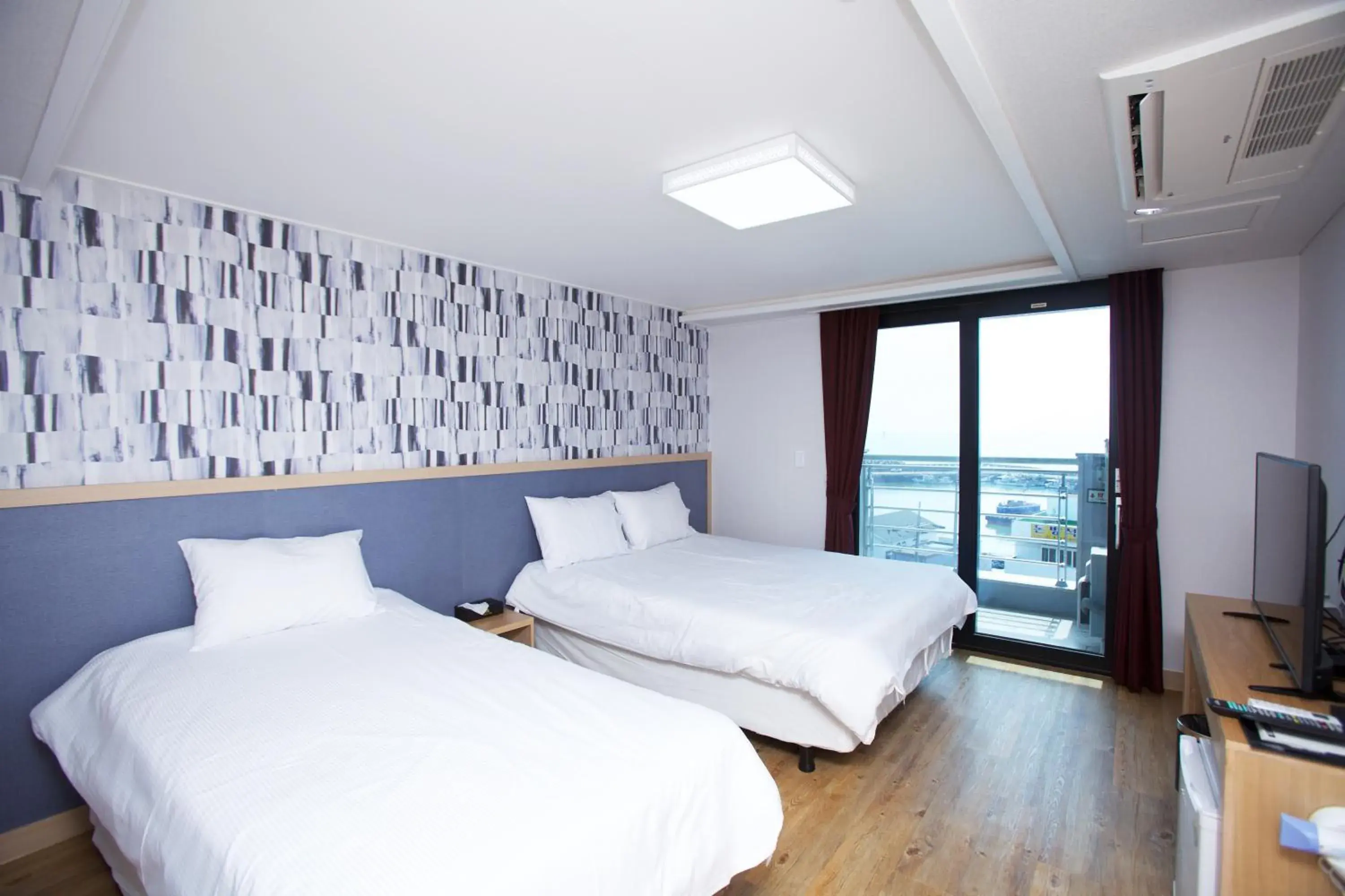 Deluxe Twin Room with Sea View in Jeju Moseulpo Hotel Deluxe Twin Room with Sea View in Jeju Moseulpo Hotel