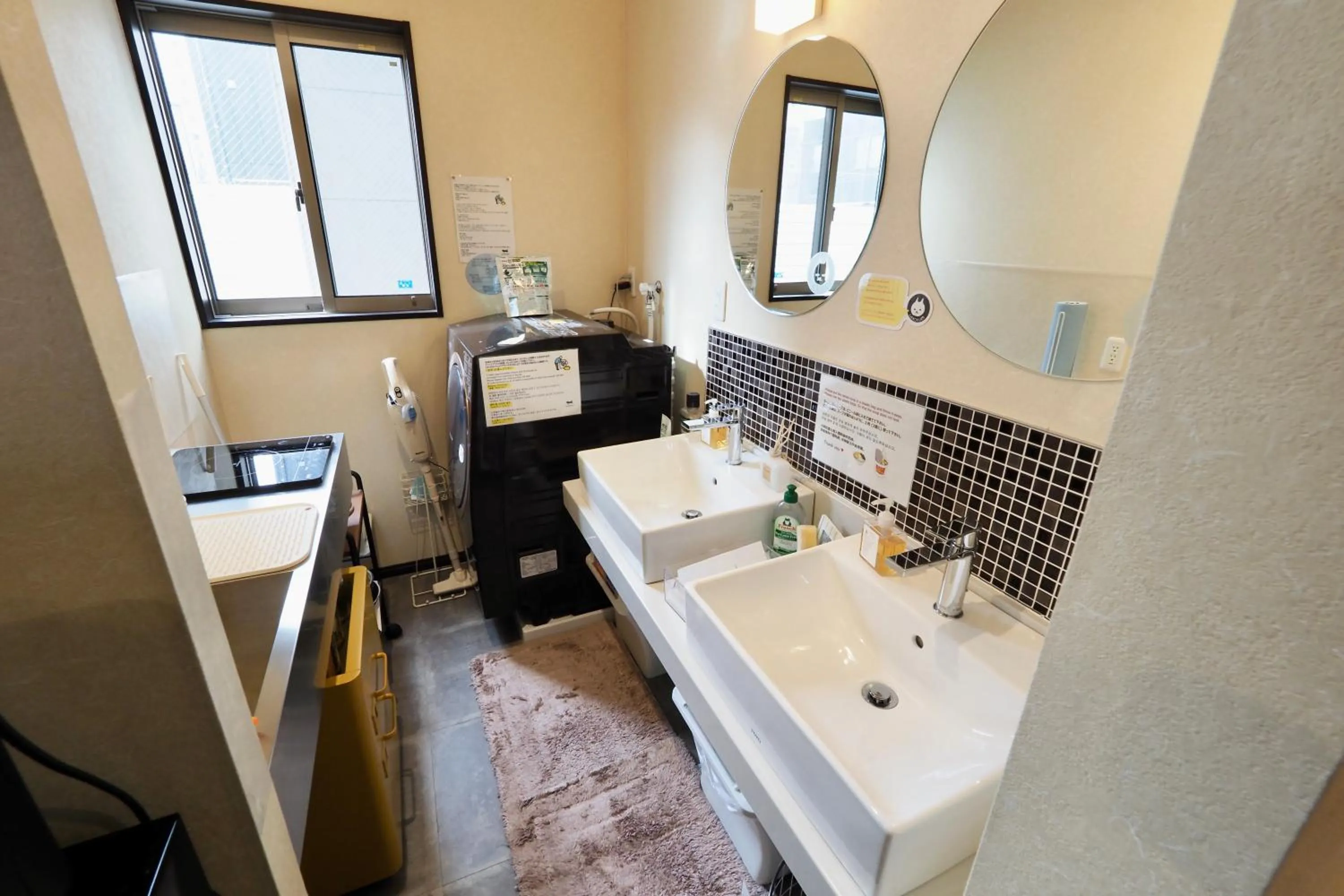 Communal kitchen in Nekokura Hostel