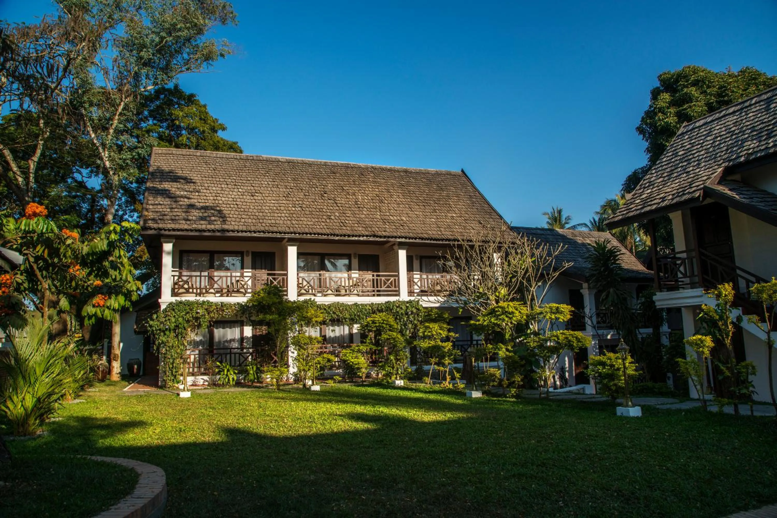 Property building in Parasol Blanc