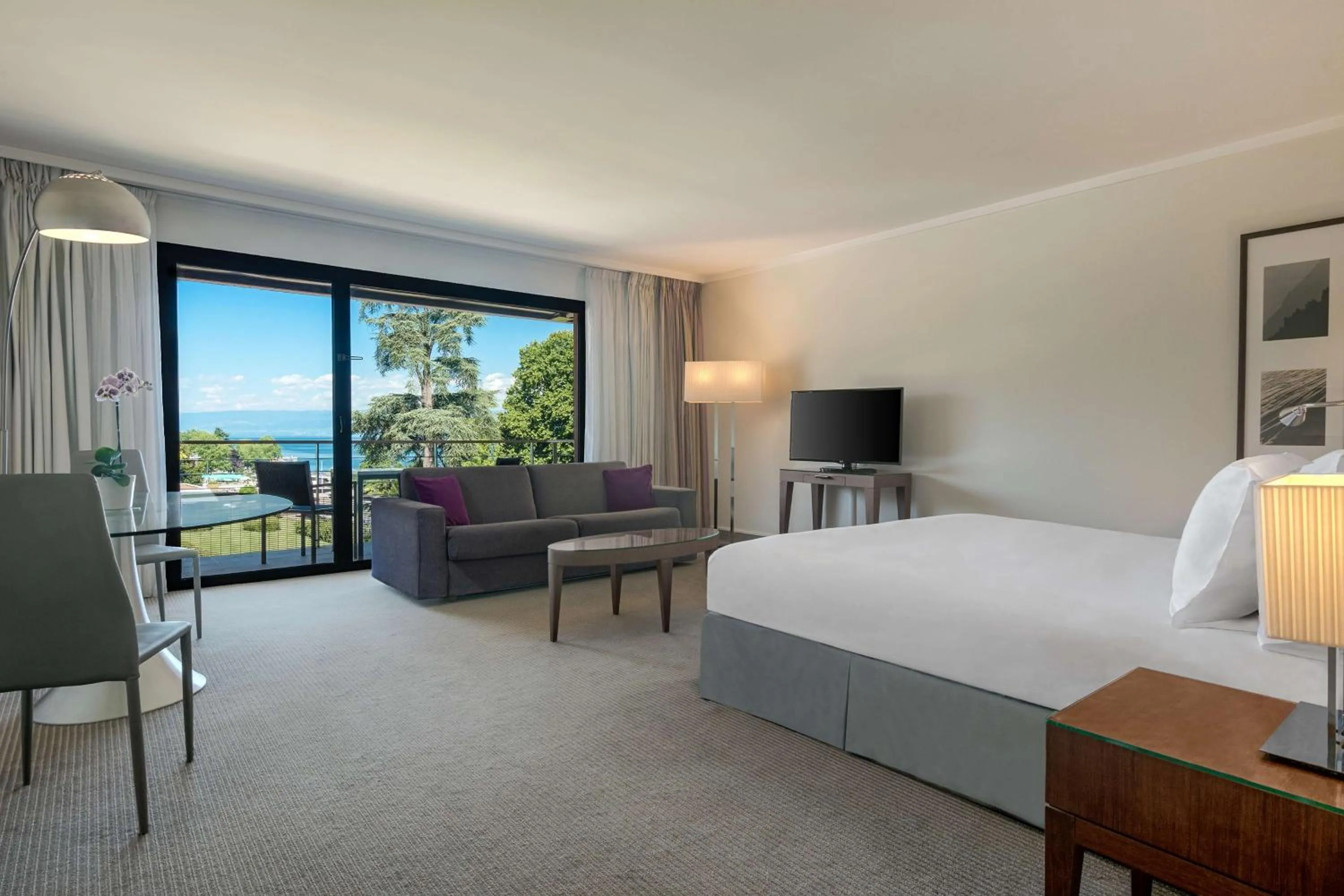 Bedroom, Bed in Hilton Evian Les Bains