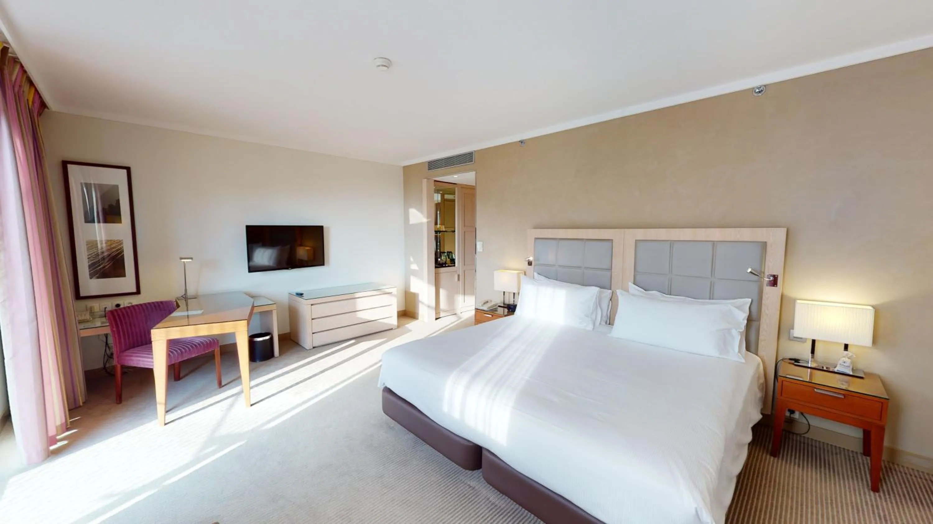 Bedroom, Bed in Hilton Evian Les Bains