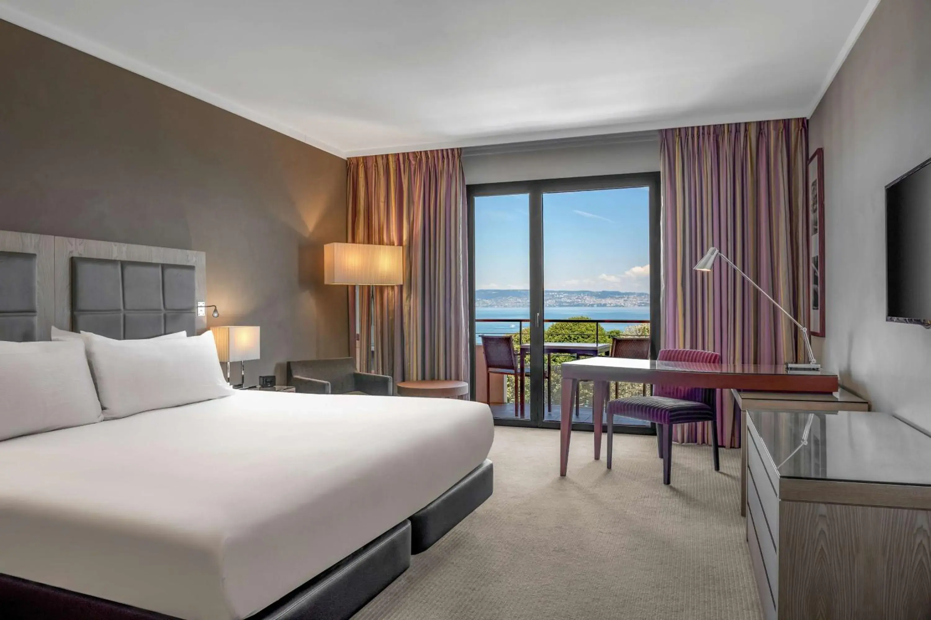 Bedroom, Bed in Hilton Evian Les Bains Bedroom, Bed in Hilton Evian Les Bains